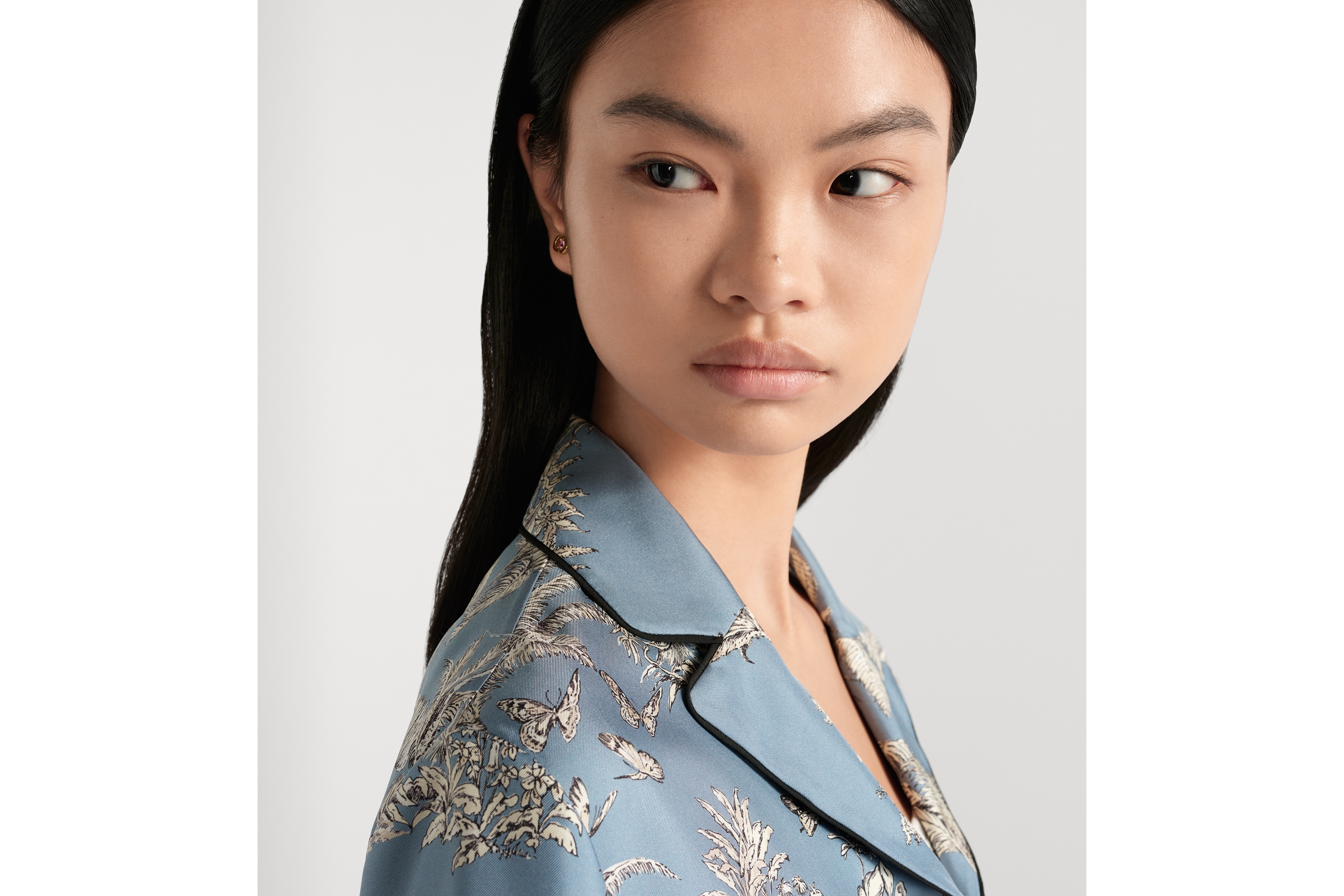 Look Dioriviera Short-Sleeved Shirt Celestial Blue Silk Twill with White Toile de Jouy Palms Motif E08