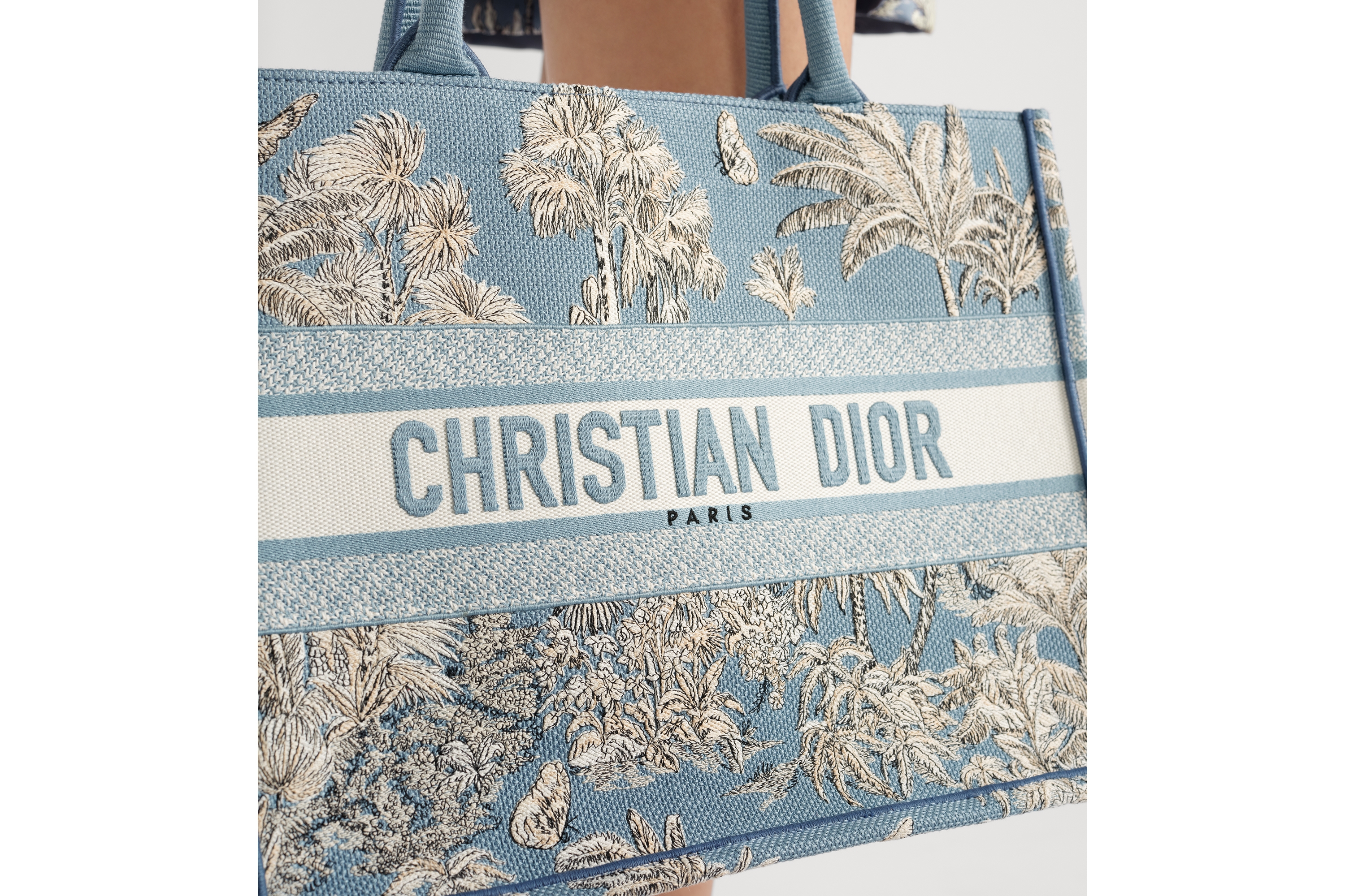 Look Dioriviera Medium Dior Book Tote Celestial Blue and White Toile de Jouy Palms Embroidery (36 x 27.5 x 16.5 cm) E17