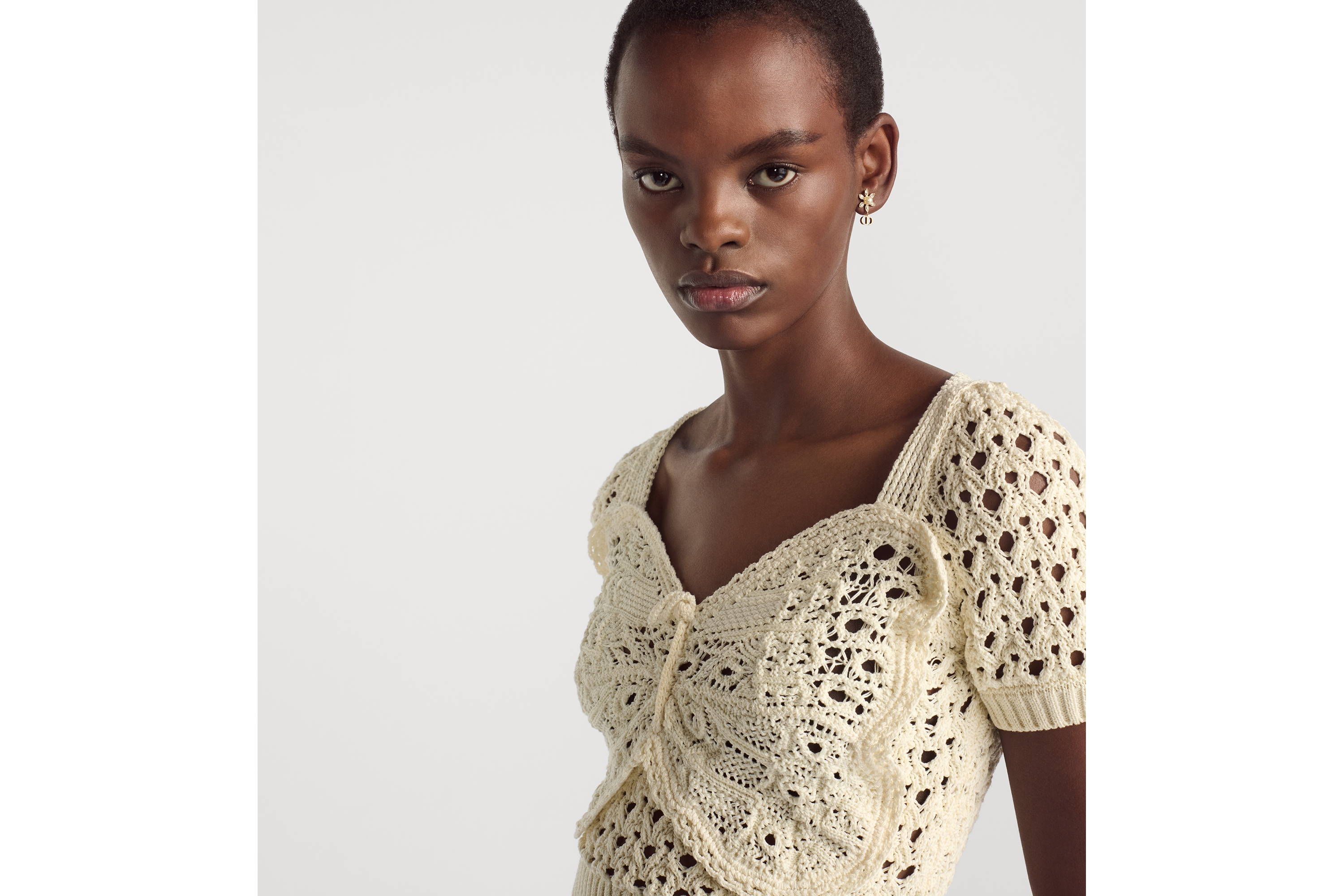 look_image_alt_prefix Top corto Dioriviera Maglia di misto cotone écru effetto uncinetto e motivo con farfalle E04