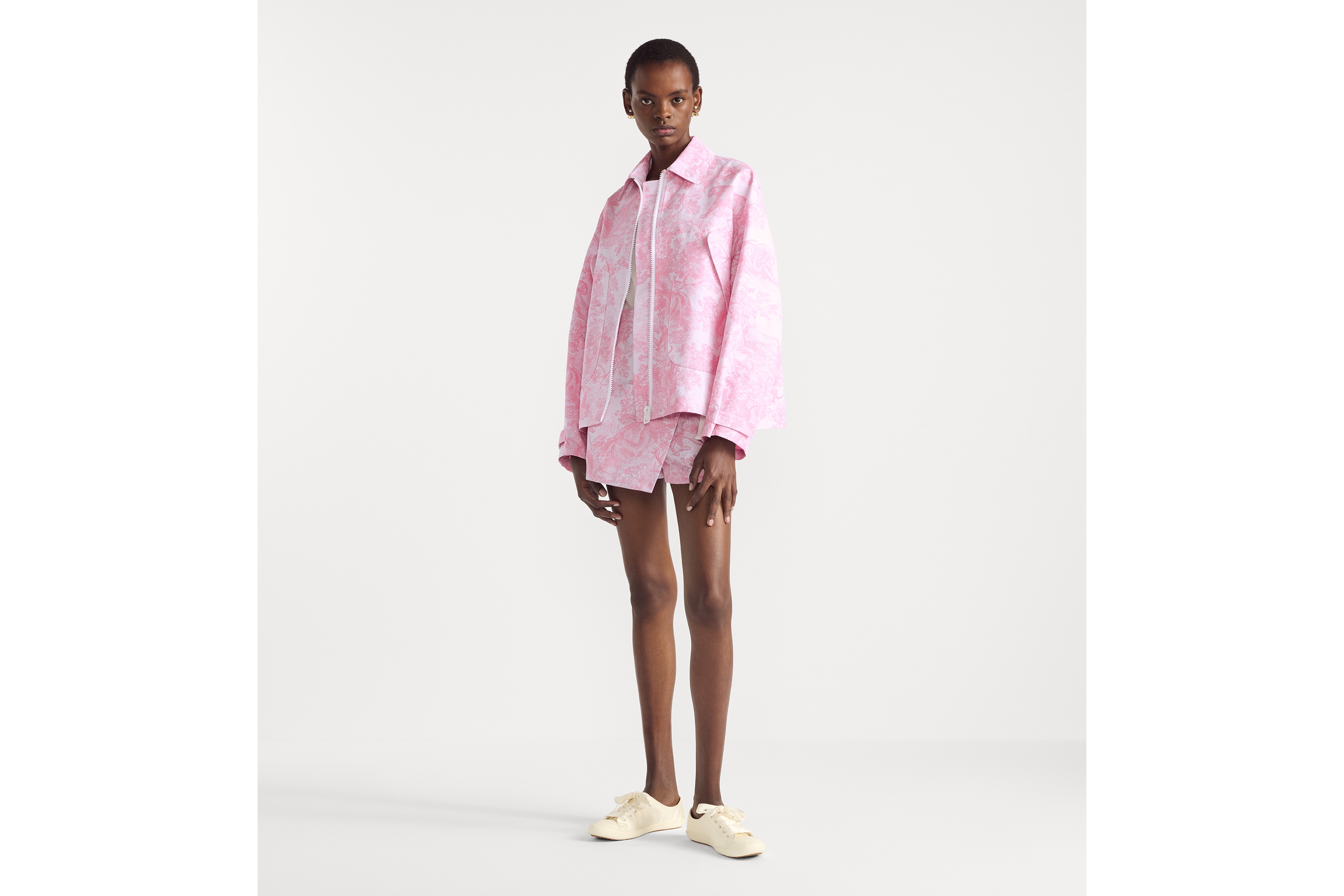 look_image_alt_prefix Dioriviera-skort Witte technische tafjacquard met kersenbloesem-roze Toile de Jouy Sauvage-motief E01