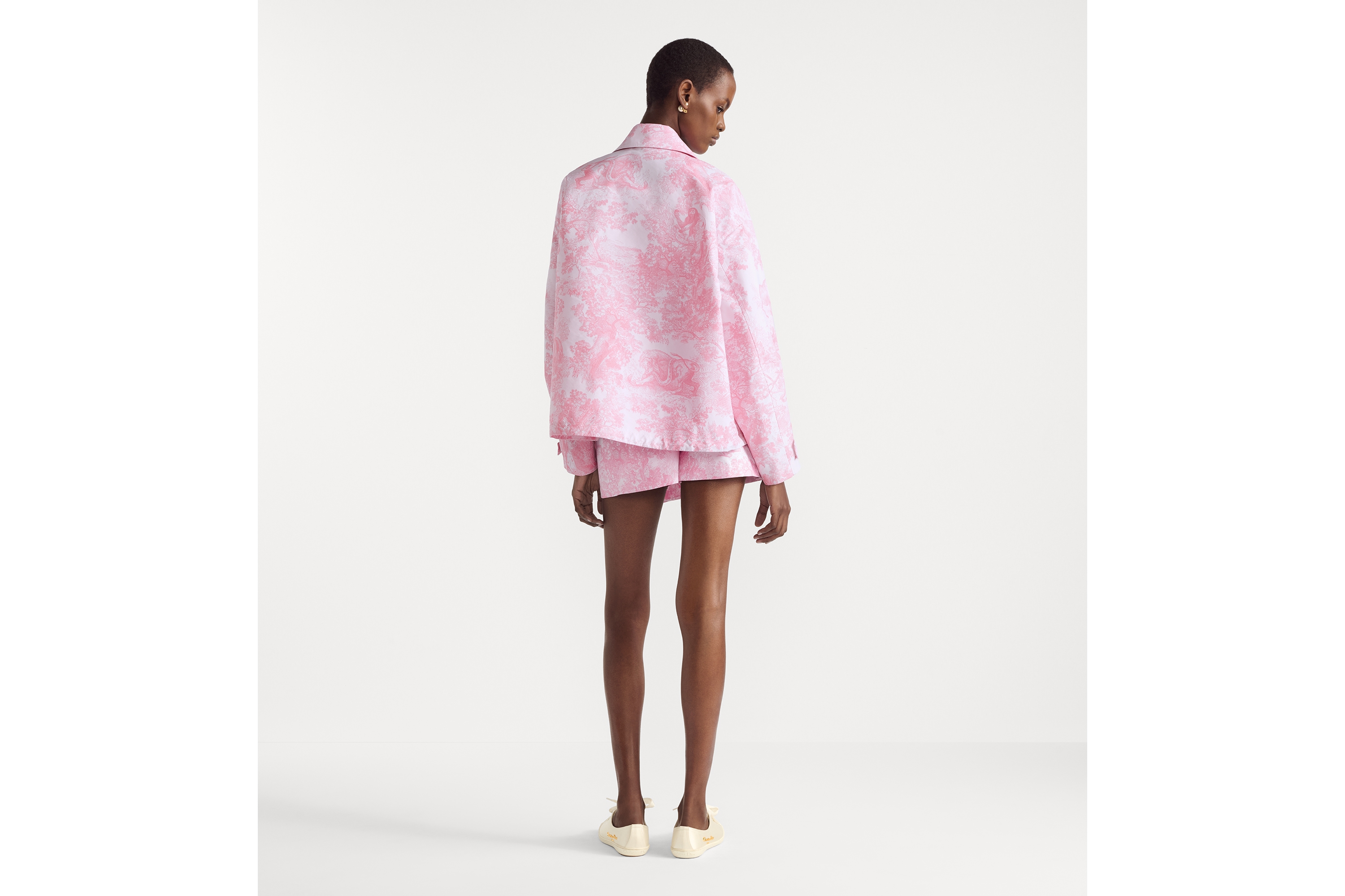 Look Dioriviera Jacket White Jacquard Technical Taffeta with Cherry Blossom Pink Toile de Jouy Sauvage Motif E03