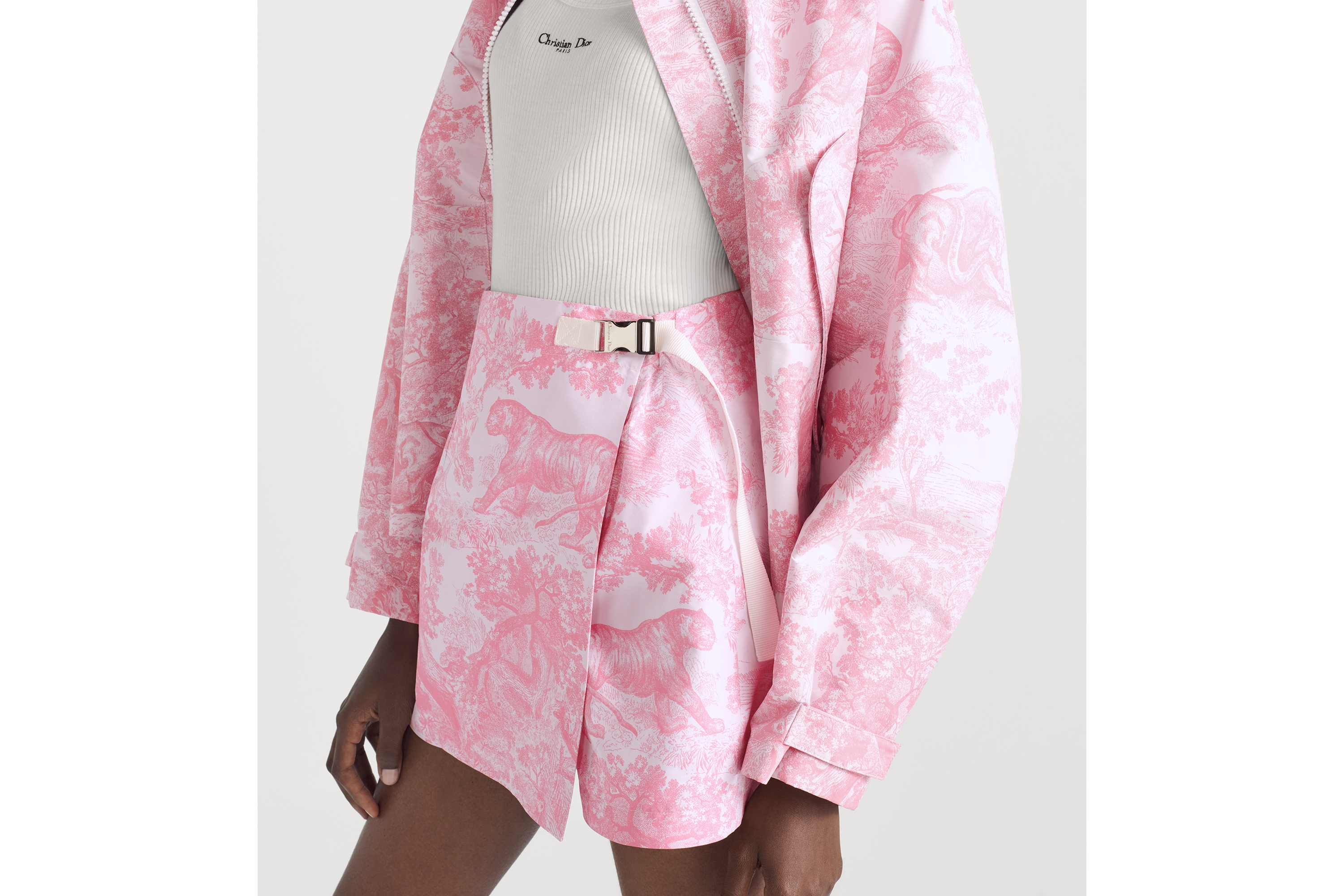 look_image_alt_prefix Dioriviera-skort Witte technische tafjacquard met kersenbloesem-roze Toile de Jouy Sauvage-motief E05