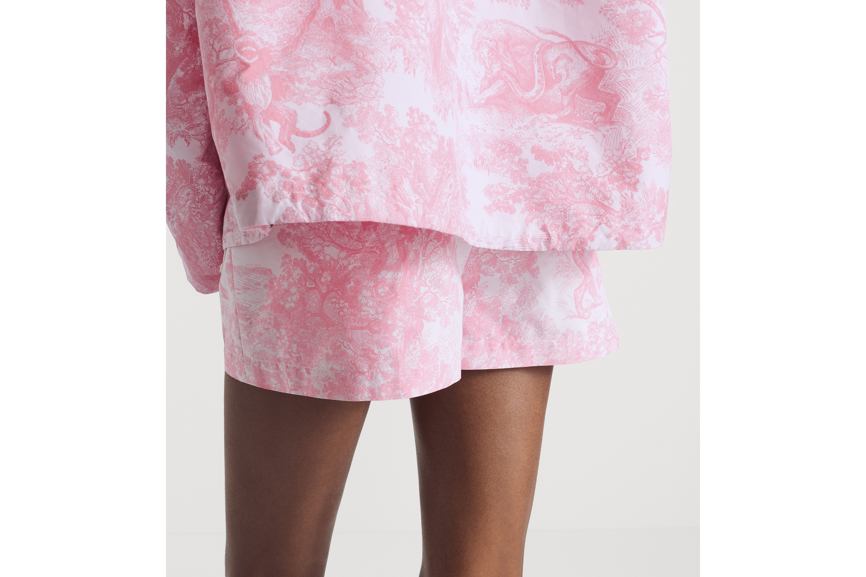 look_image_alt_prefix Dioriviera-skort Witte technische tafjacquard met kersenbloesem-roze Toile de Jouy Sauvage-motief E06