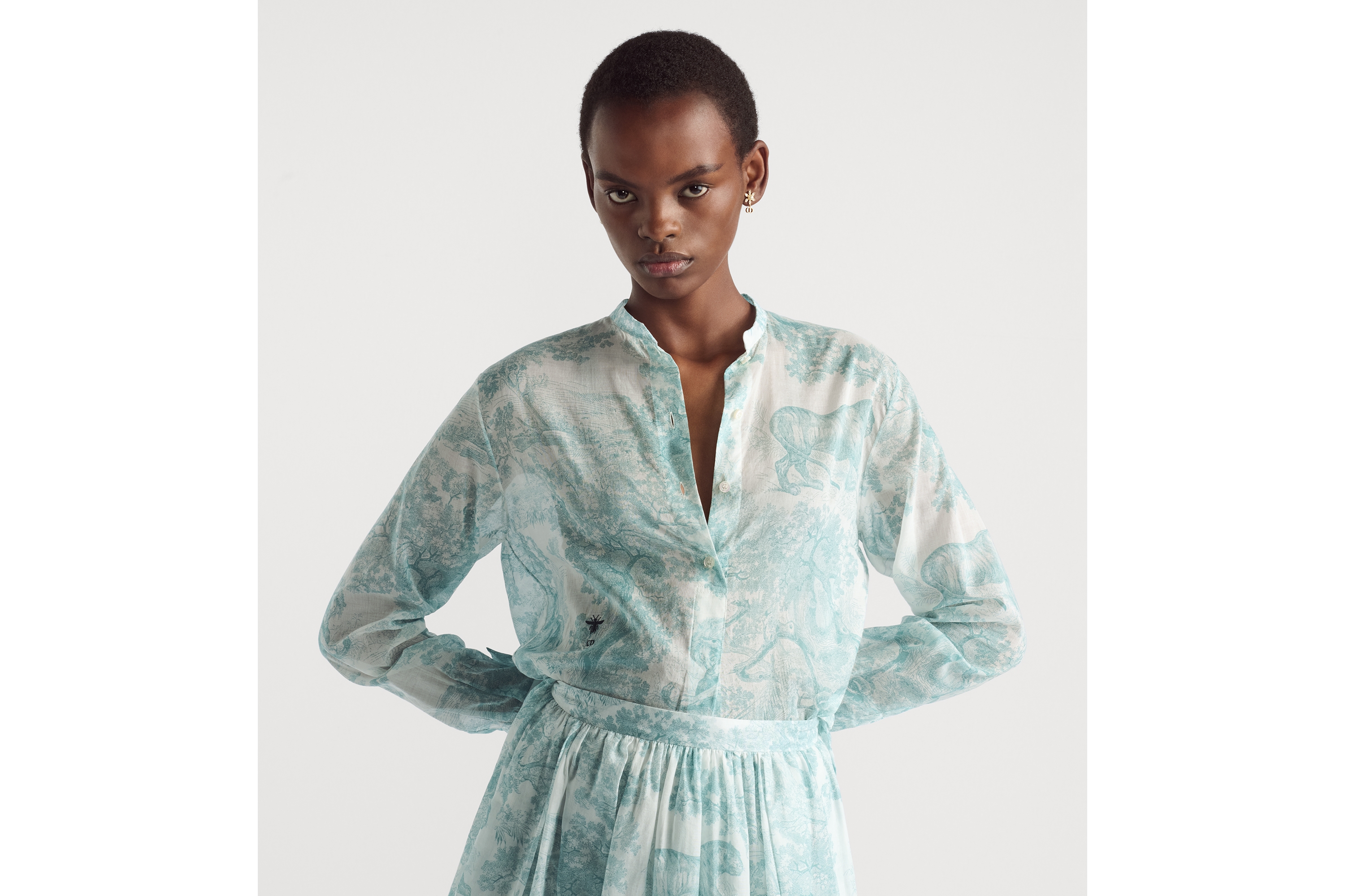 Look Dioriviera Long Blouse White Cotton Muslin with Lily of the Valley Green Toile de Jouy Sauvage Motif E04