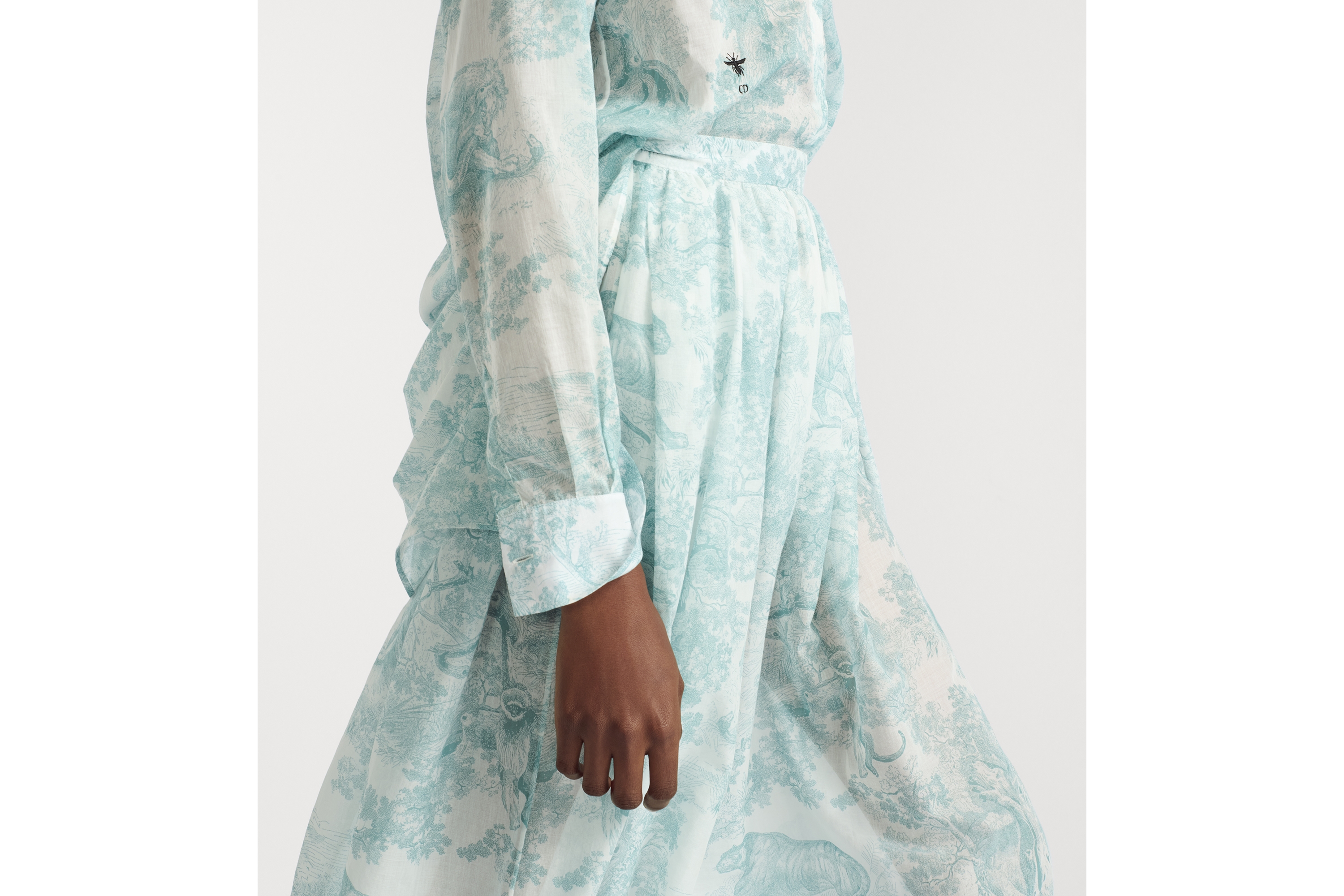 Look Dioriviera Mid-Length Flared Skirt White Cotton Muslin with Lily of the Valley Green Toile de Jouy Sauvage Motif E11