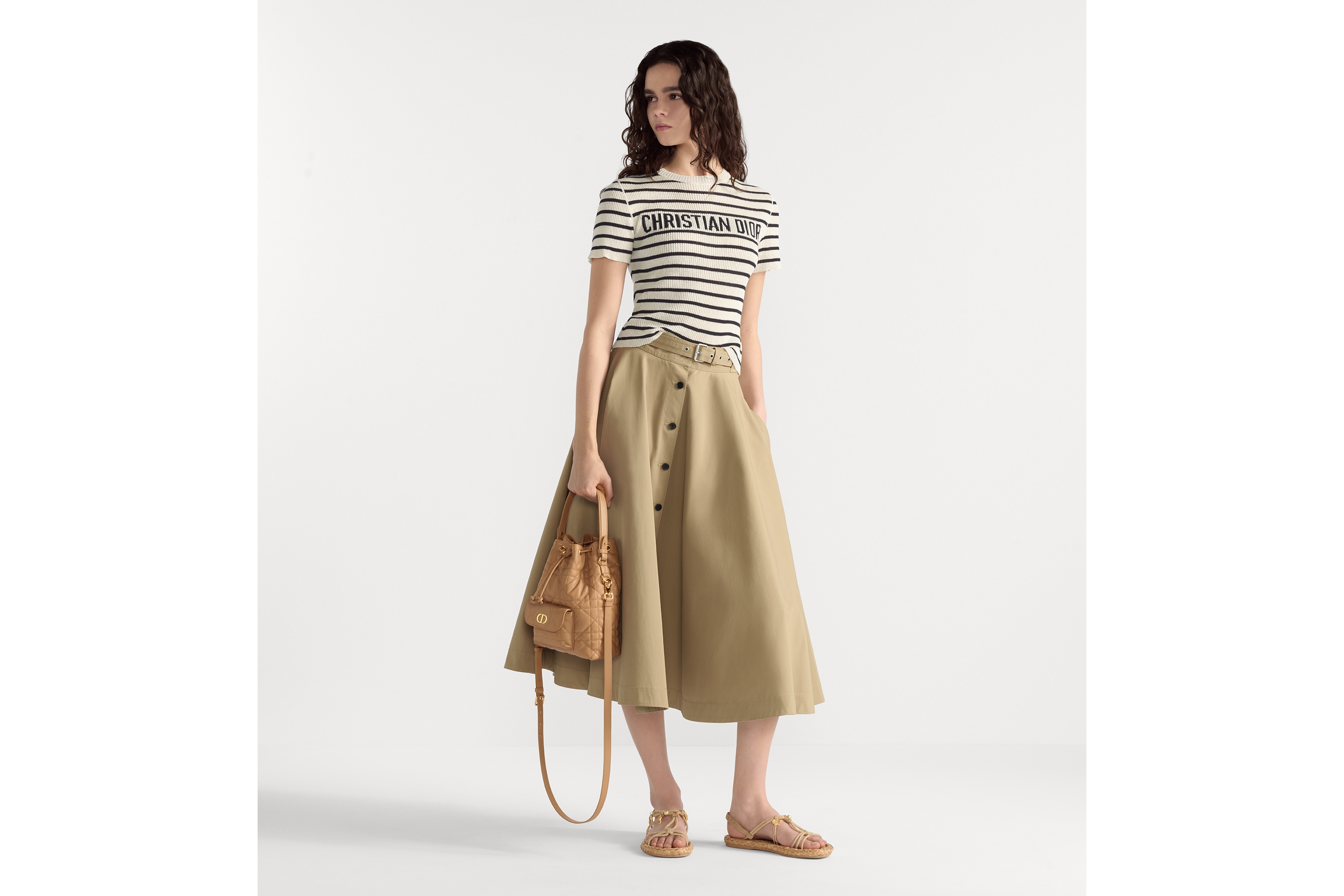 look_image_alt_prefix Bolsa bucket Dior Caro pequena Pele de cordeiro Macrocannage dourado-clara E02