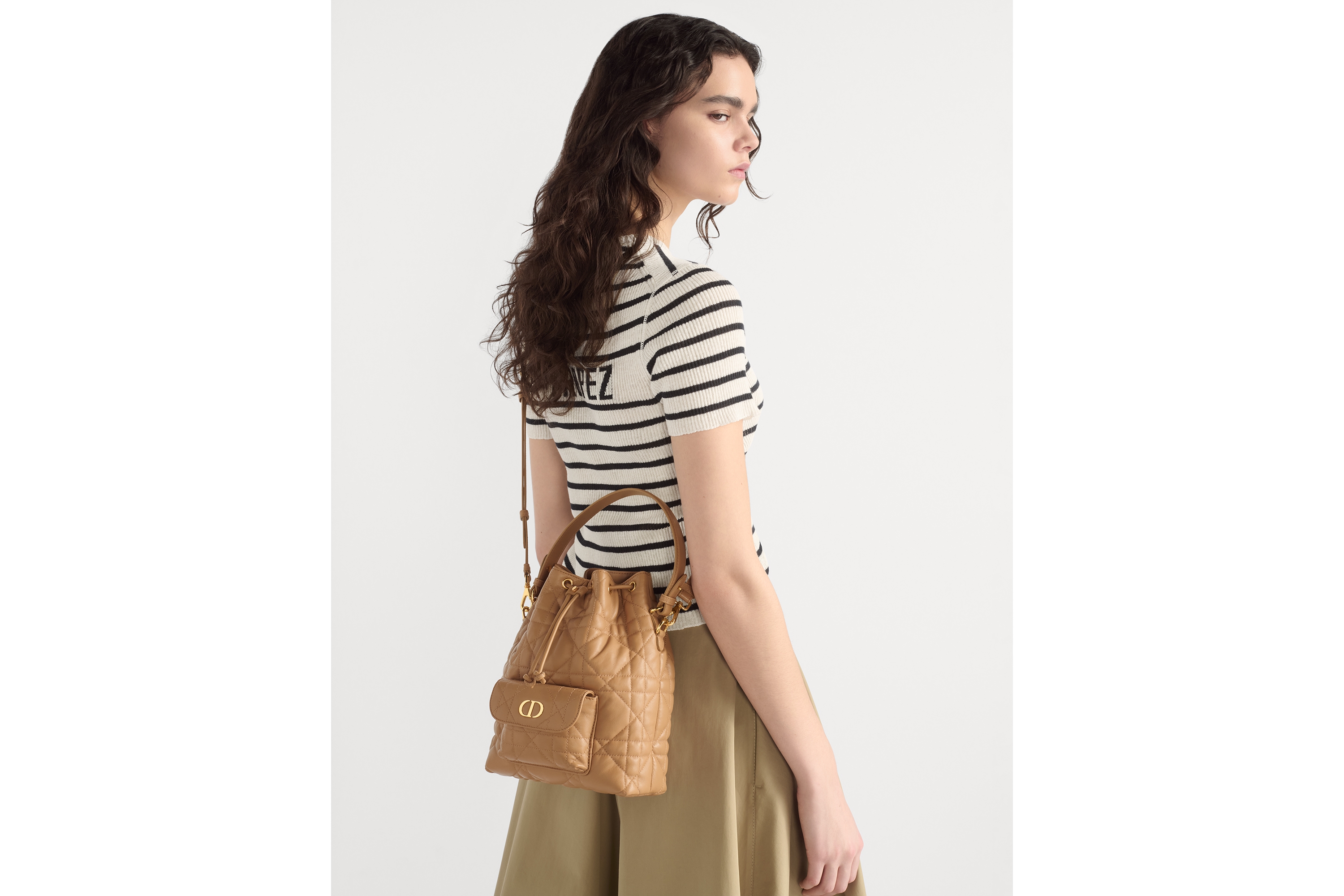 look_image_alt_prefix Bolsa bucket Dior Caro pequena Pele de cordeiro Macrocannage dourado-clara E08