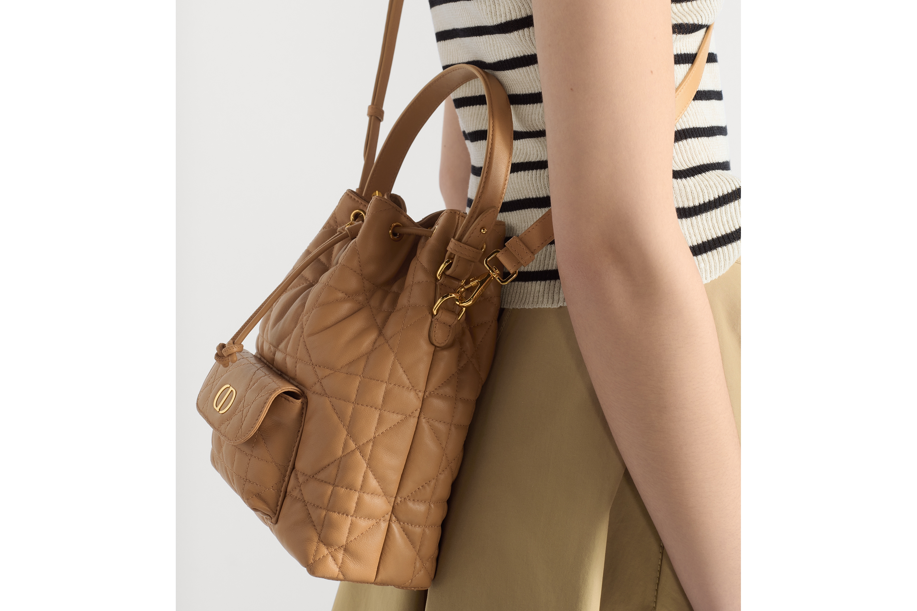 look_image_alt_prefix Bolsa bucket Dior Caro pequena Pele de cordeiro Macrocannage dourado-clara E17