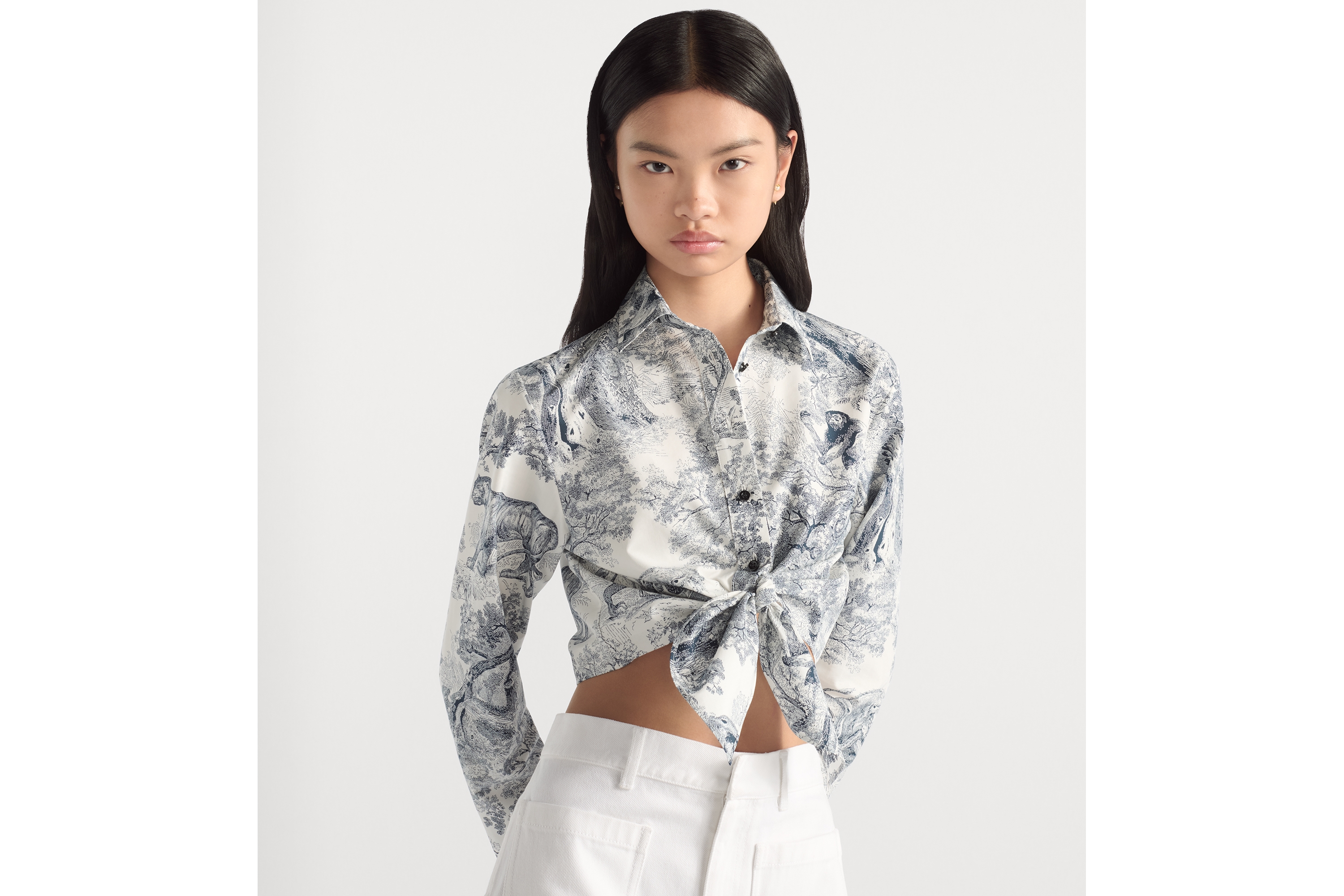 Look Dioriviera Cropped Tied Blouse White and Deep Blue Toile de Jouy Sauvage Cotton and Silk Poplin E04