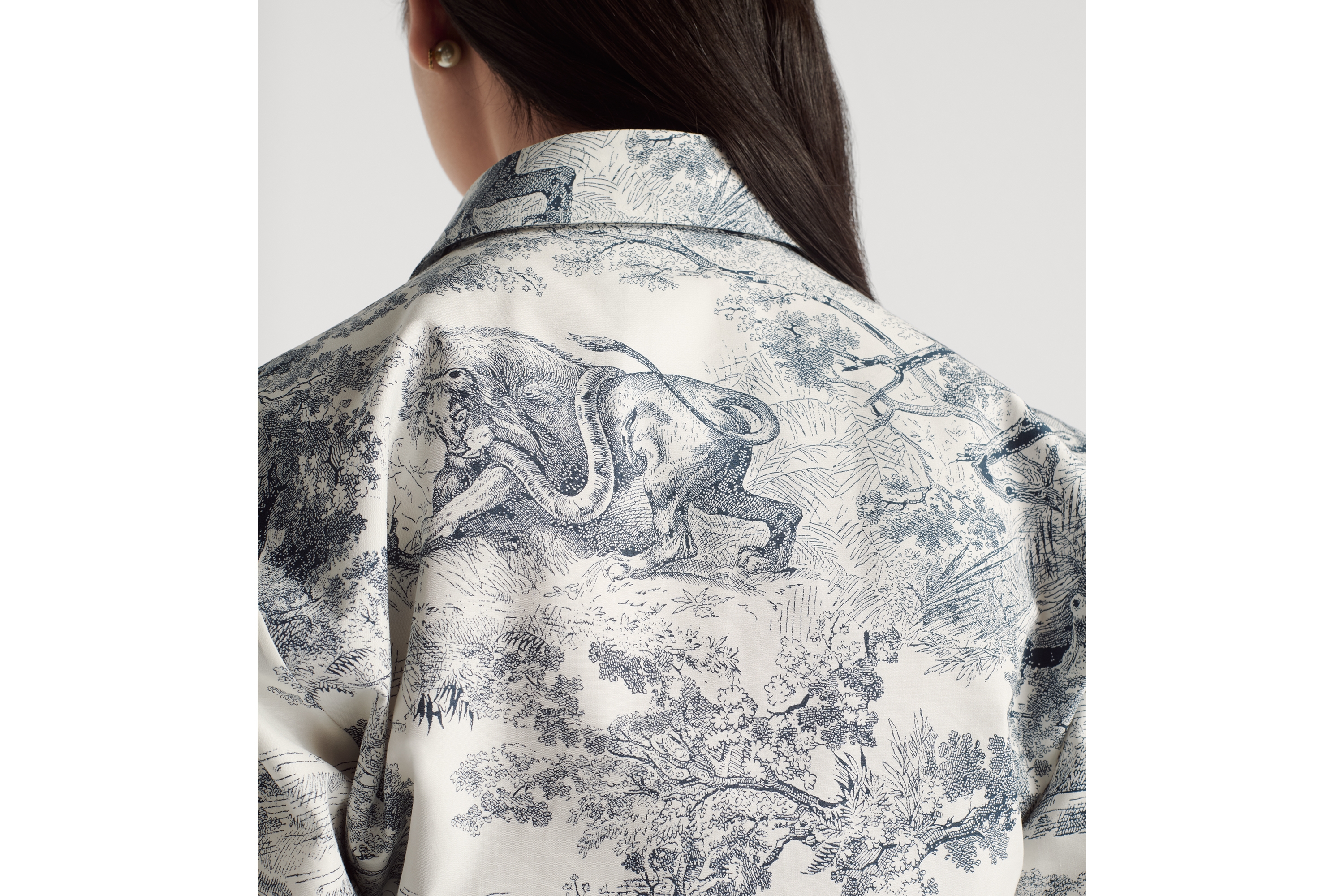 Look Dioriviera Cropped Tied Blouse White and Deep Blue Toile de Jouy Sauvage Cotton and Silk Poplin E06