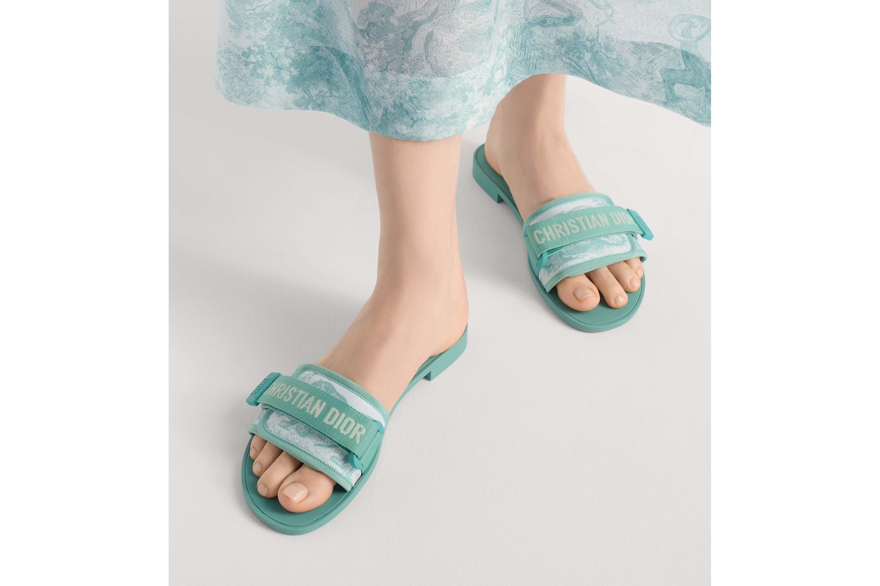 look_image_alt_prefix Dioriviera Dio(r)evolution-muiltje Technische stof met wit en luchtblauw Toile de Jouy Sauvage-motief E14