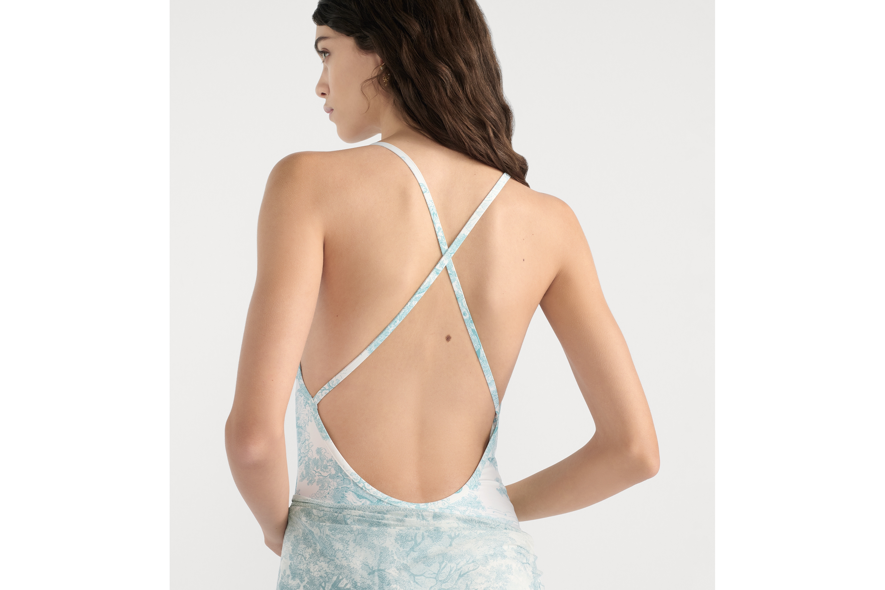 look_image_alt_prefix لباس سباحة Dioriviera من قطعة واحدة قماش تقنيّ باللون الأبيض مع نمط توال دو جوي سوفاج بلون أخضر زنبق الوادي E06