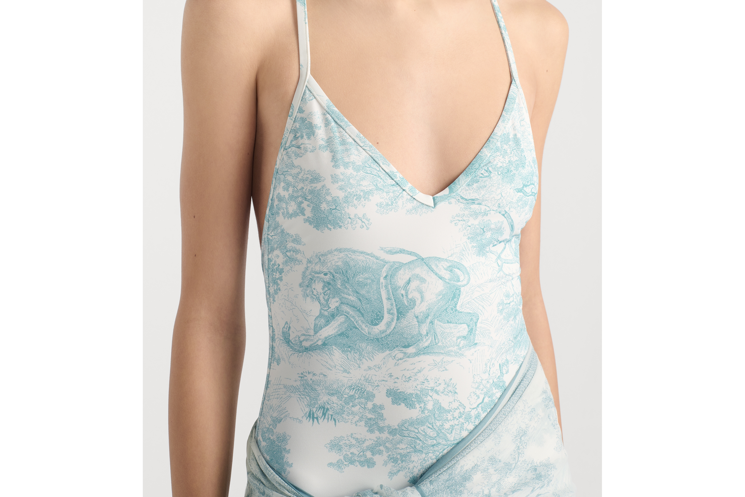 look_image_alt_prefix لباس سباحة Dioriviera من قطعة واحدة قماش تقنيّ باللون الأبيض مع نمط توال دو جوي سوفاج بلون أخضر زنبق الوادي E12