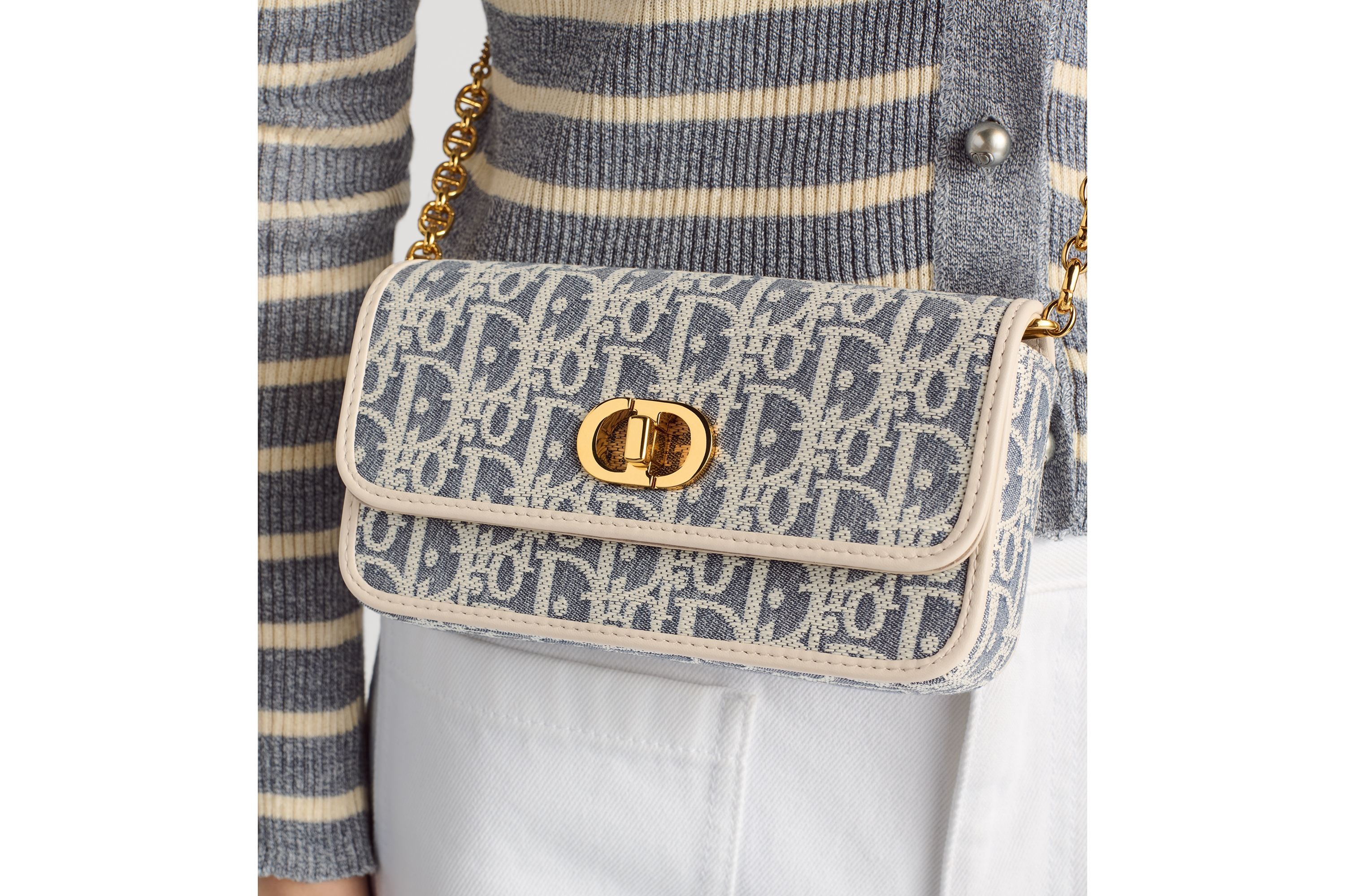 look_image_alt_prefix Miss Caro 附鏈帶小型手拿包 藍色仿拉菲草效果 Dior Oblique 條格布和淺餅乾棕色光滑小牛皮 E13