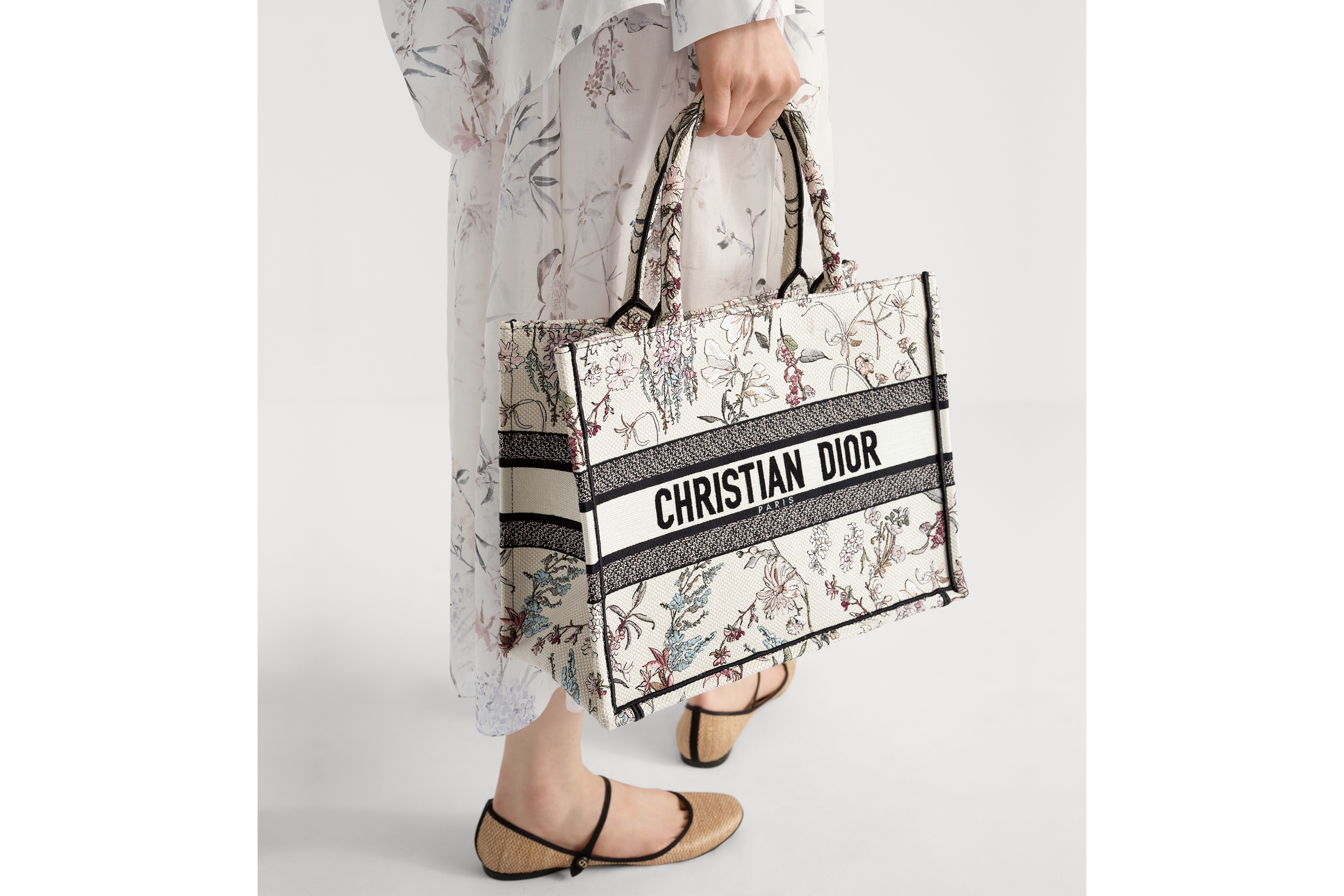 Look Medium Dior Book Tote Beige Millefiori Embroidery (36 x 27.5 x 16.5 cm) E15