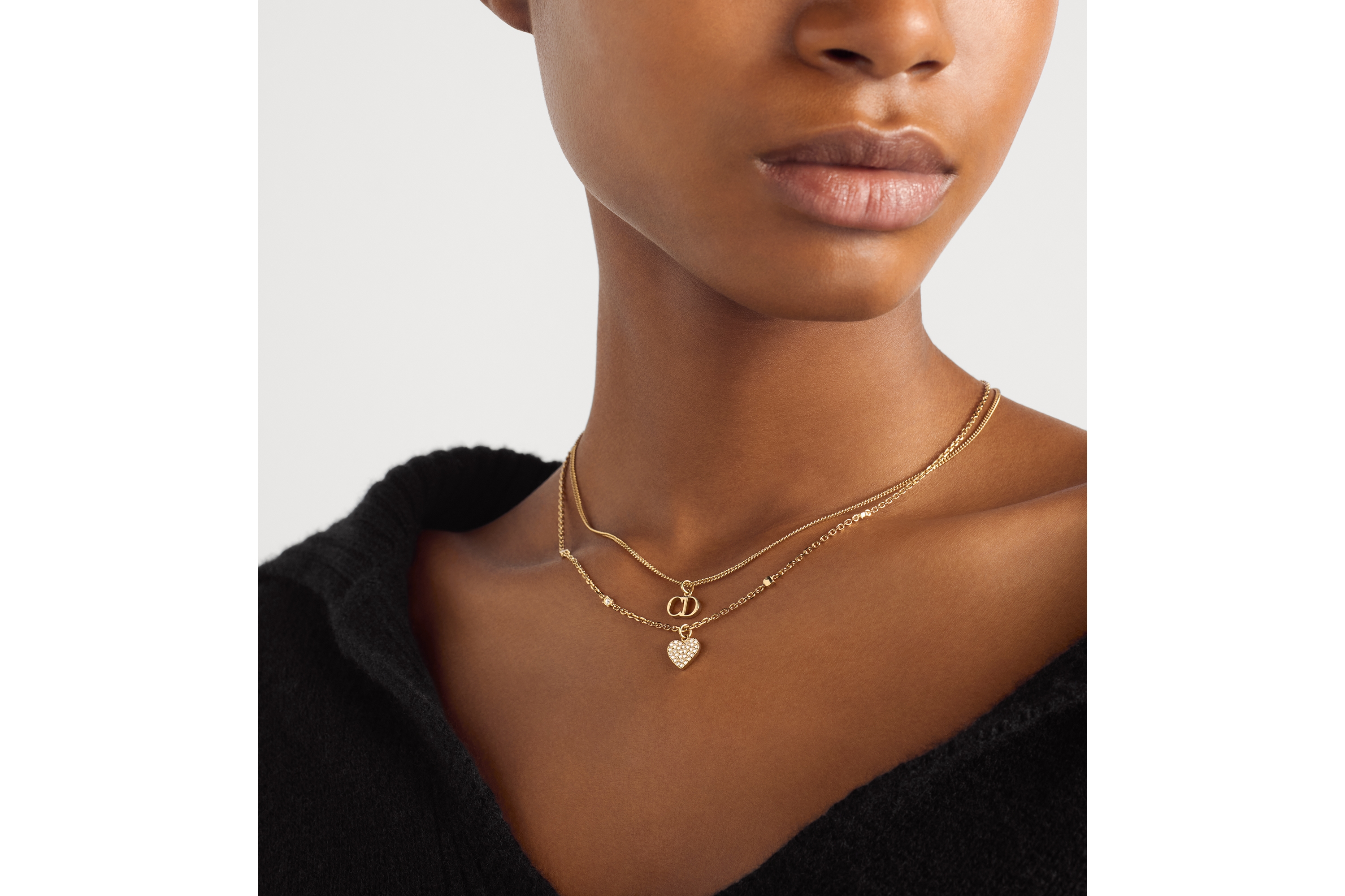 قلادة Clair D Lune معدن ذهبي وحبّات كريستال باللون الفضّي E12