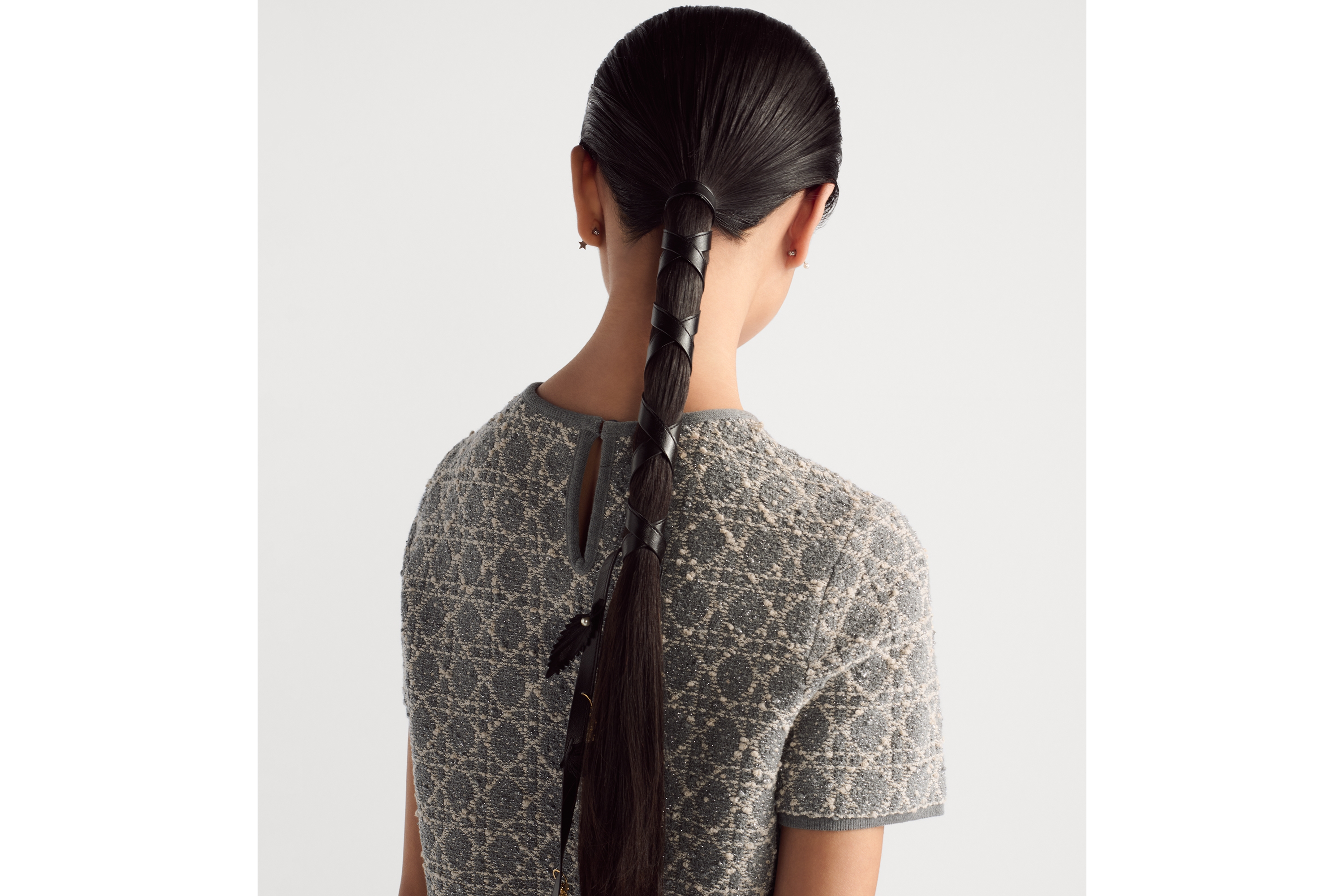 大型藤格紋圖案短袖上衣 灰色棉混紡斜紋軟呢針織配銀色色調金屬線 E06