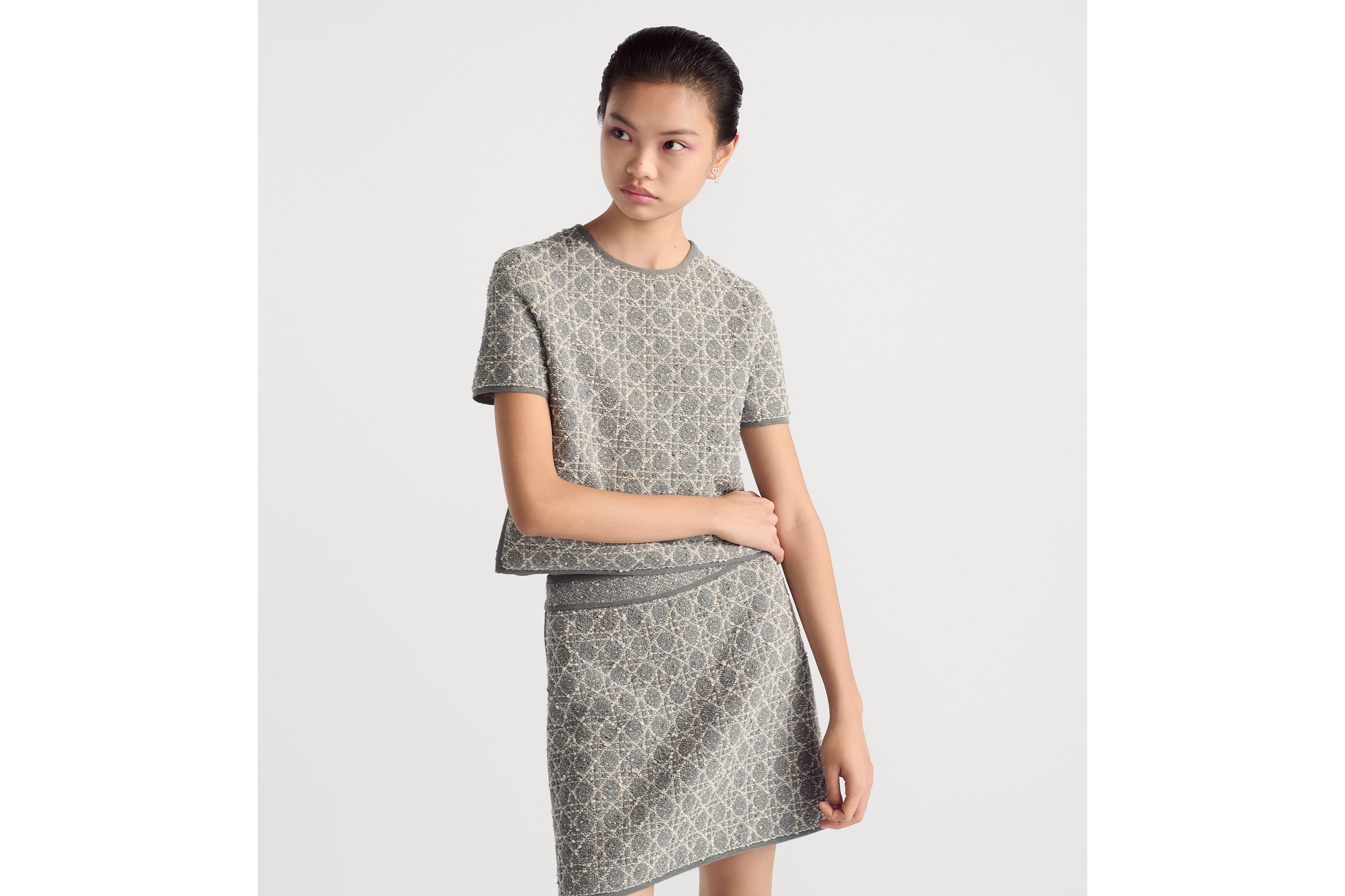 大型藤格紋圖案短袖上衣 灰色棉混紡斜紋軟呢針織配銀色色調金屬線 E10