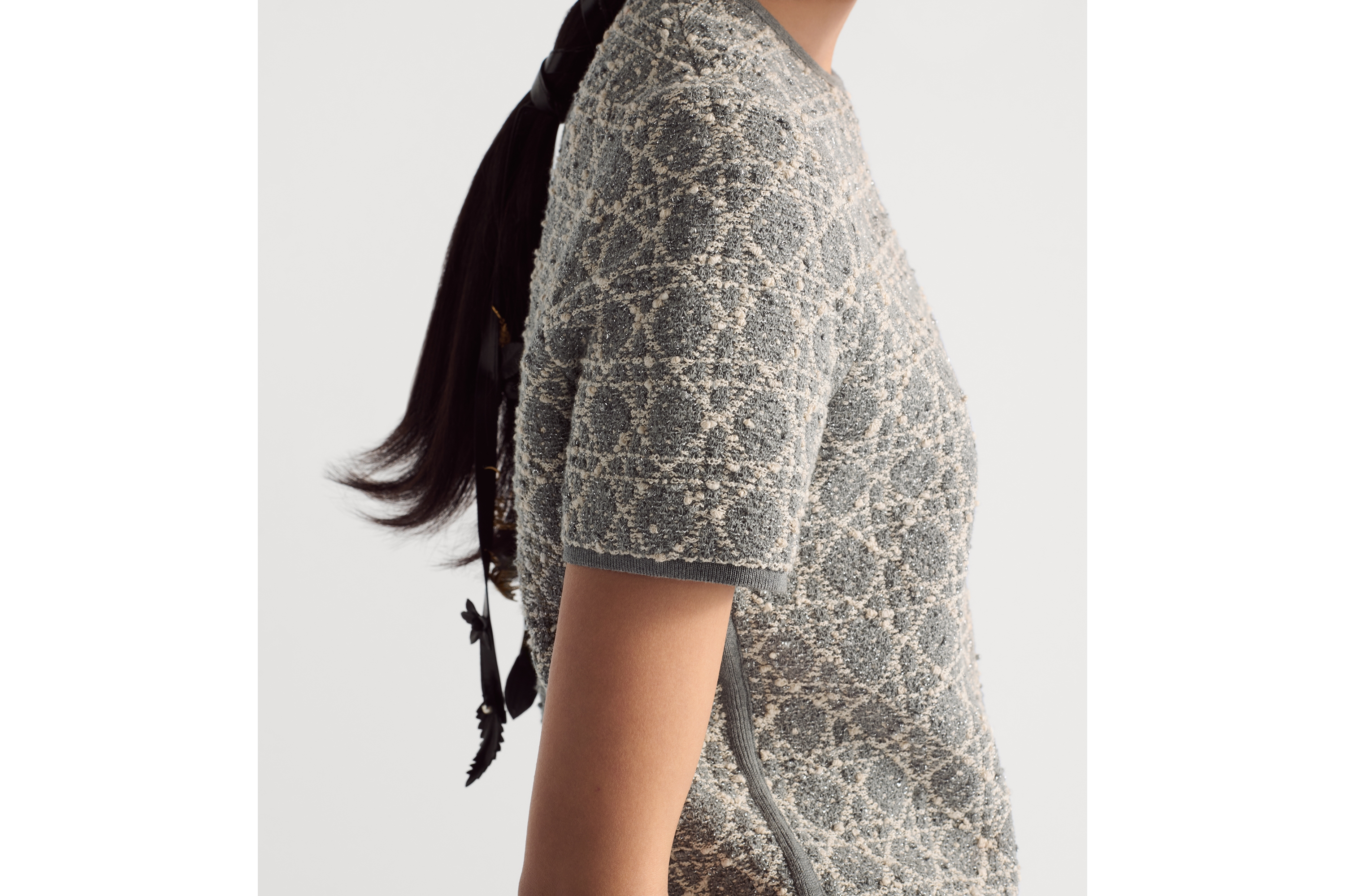 大型藤格紋圖案短袖上衣 灰色棉混紡斜紋軟呢針織配銀色色調金屬線 E12