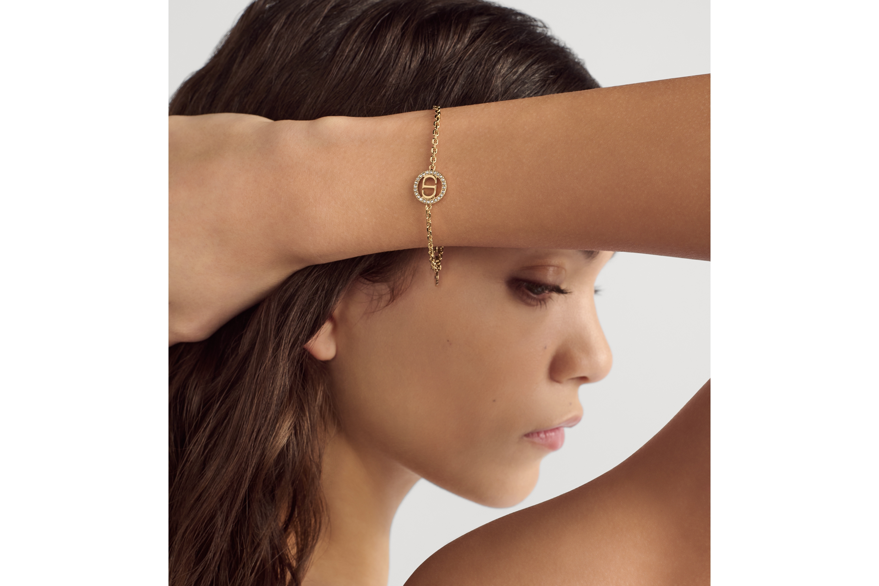 look_image_alt_prefix Pulseira Petit CD Metal com acabamento dourado e cristais prateados E07