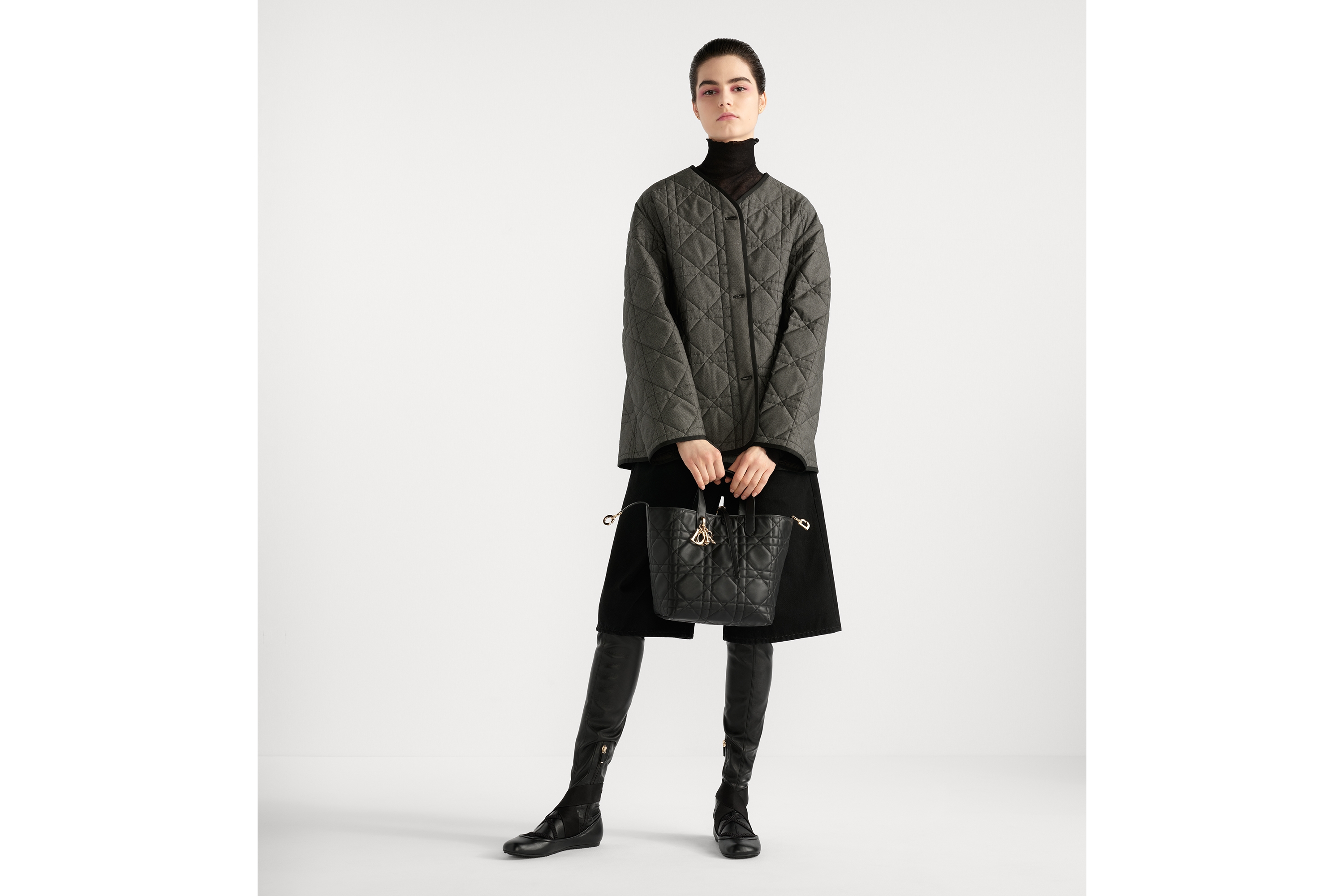 Look Medium Dior Toujours Vertical Tote Bag Black Macrocannage Calfskin E02