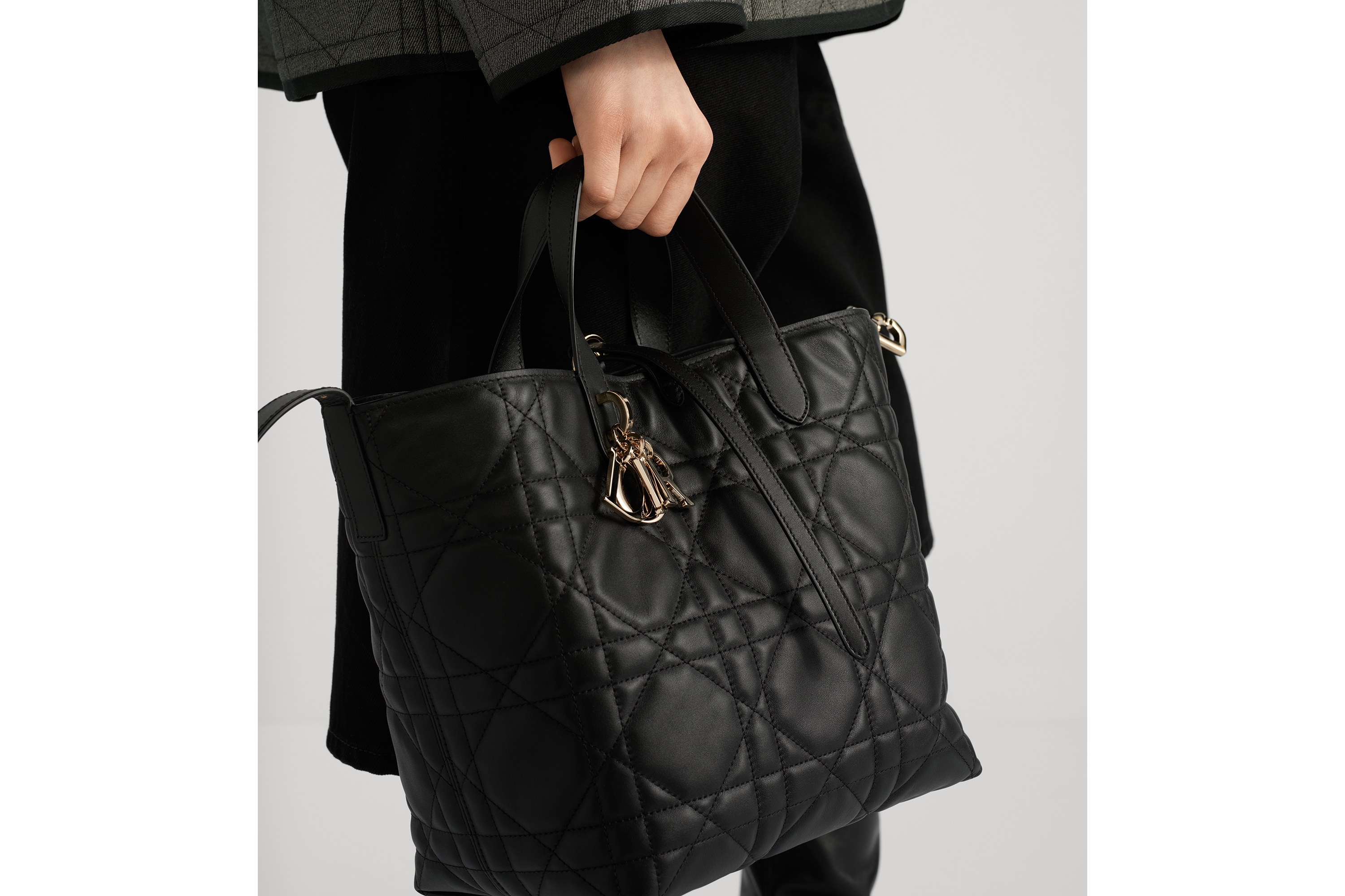 Look Medium Dior Toujours Vertical Tote Bag Black Macrocannage Calfskin E13