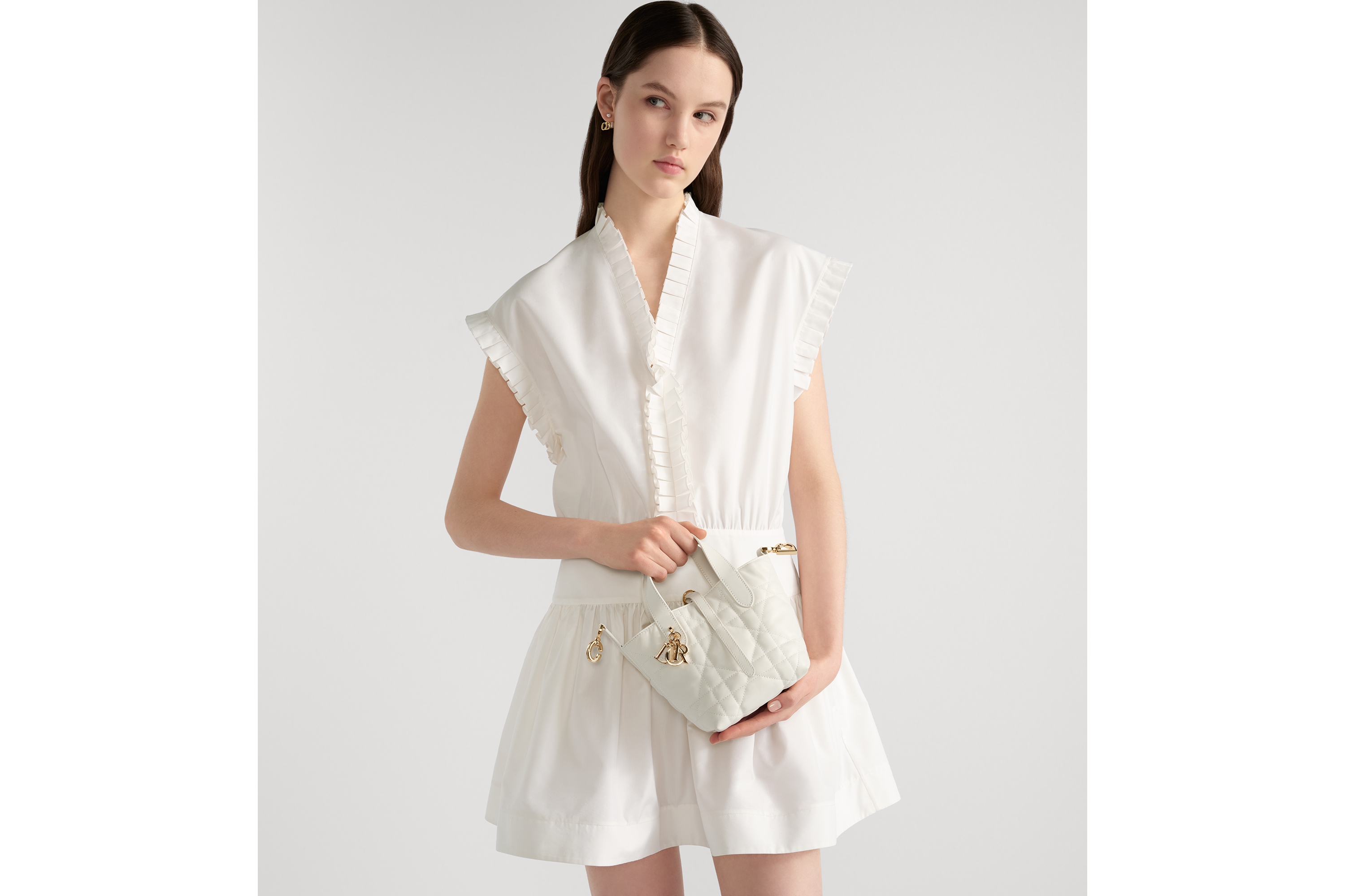 Look Nano sac cabas vertical Dior Toujours Cuir de veau Macrocannage couleur latte E04