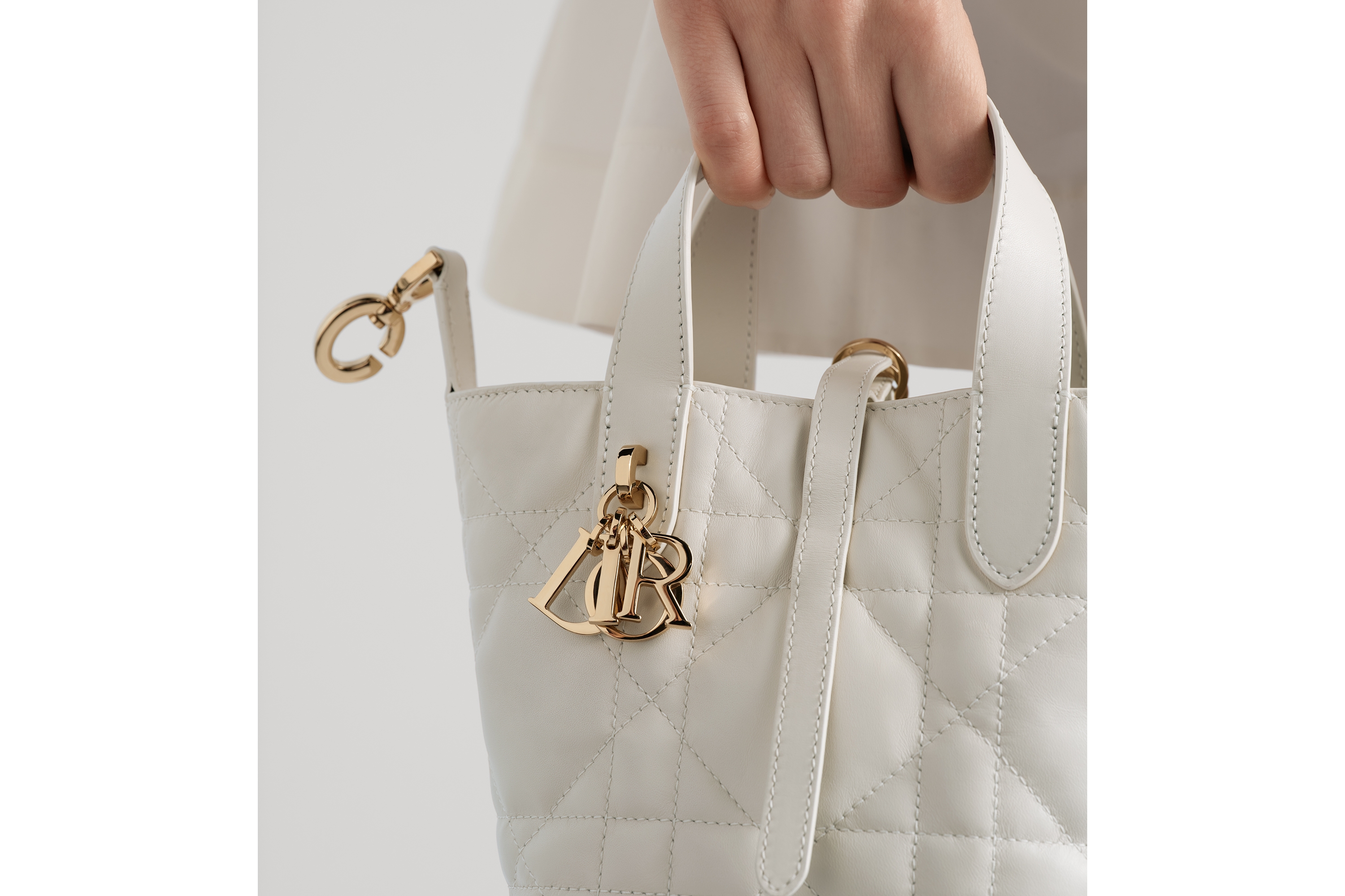 Look Nano sac cabas vertical Dior Toujours Cuir de veau Macrocannage couleur latte E17