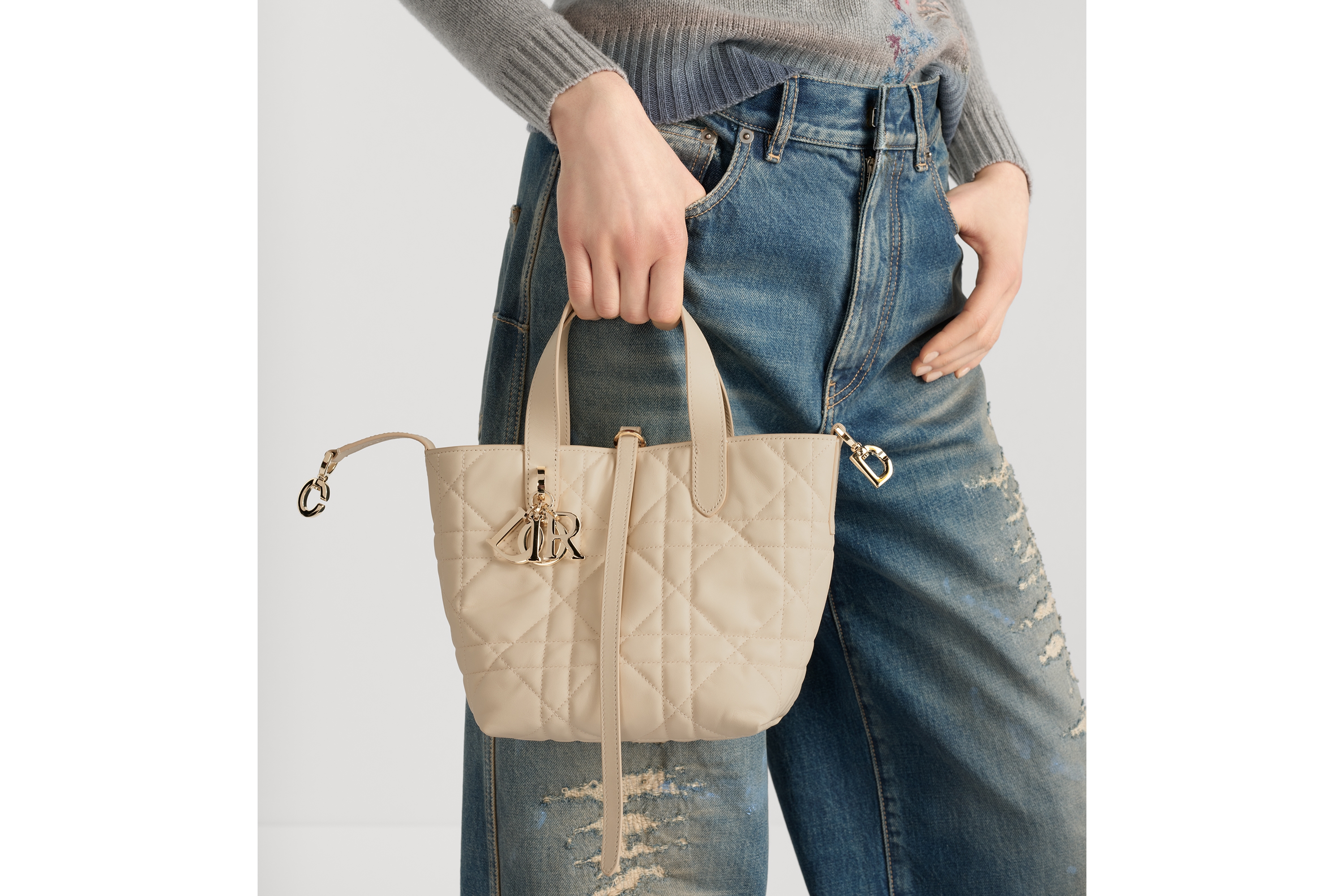 Dior Toujours 스몰 버티컬 토트백 라이트 아이보리 매크로까나쥬 송아지 가죽 E11