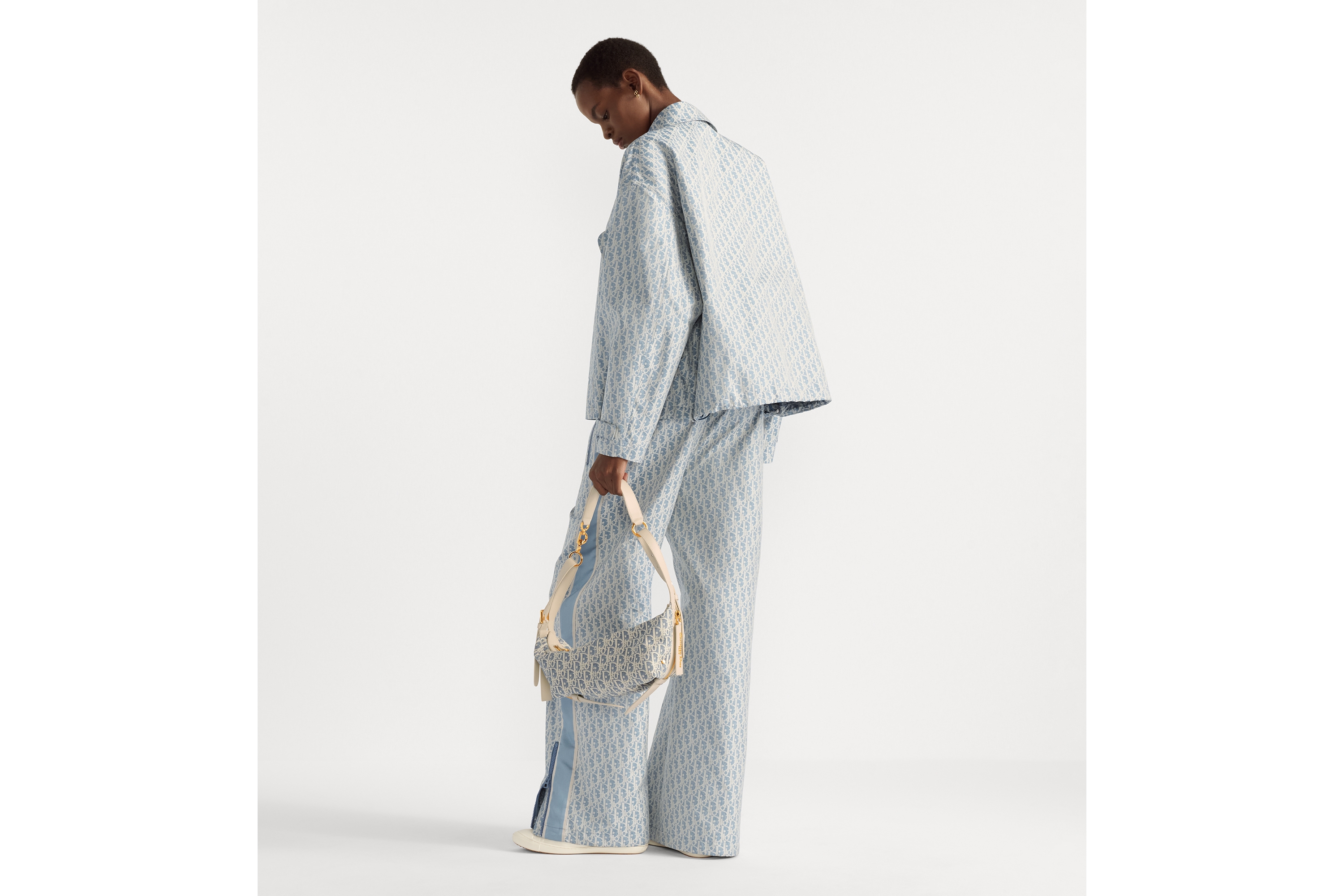 look_image_alt_prefix Bolsa D-Journey pequena Chambray Dior Oblique com efeito ráfia azul e couro de vitelo liso castanho-biscuit claro E03