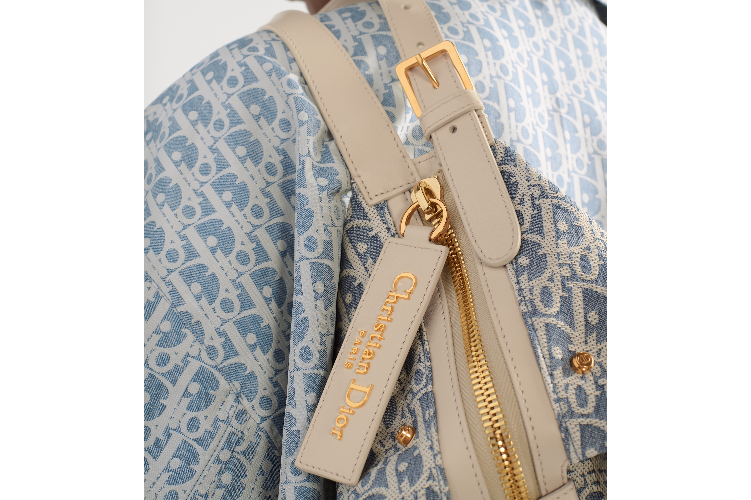 look_image_alt_prefix Bolsa D-Journey pequena Chambray Dior Oblique com efeito ráfia azul e couro de vitelo liso castanho-biscuit claro E17