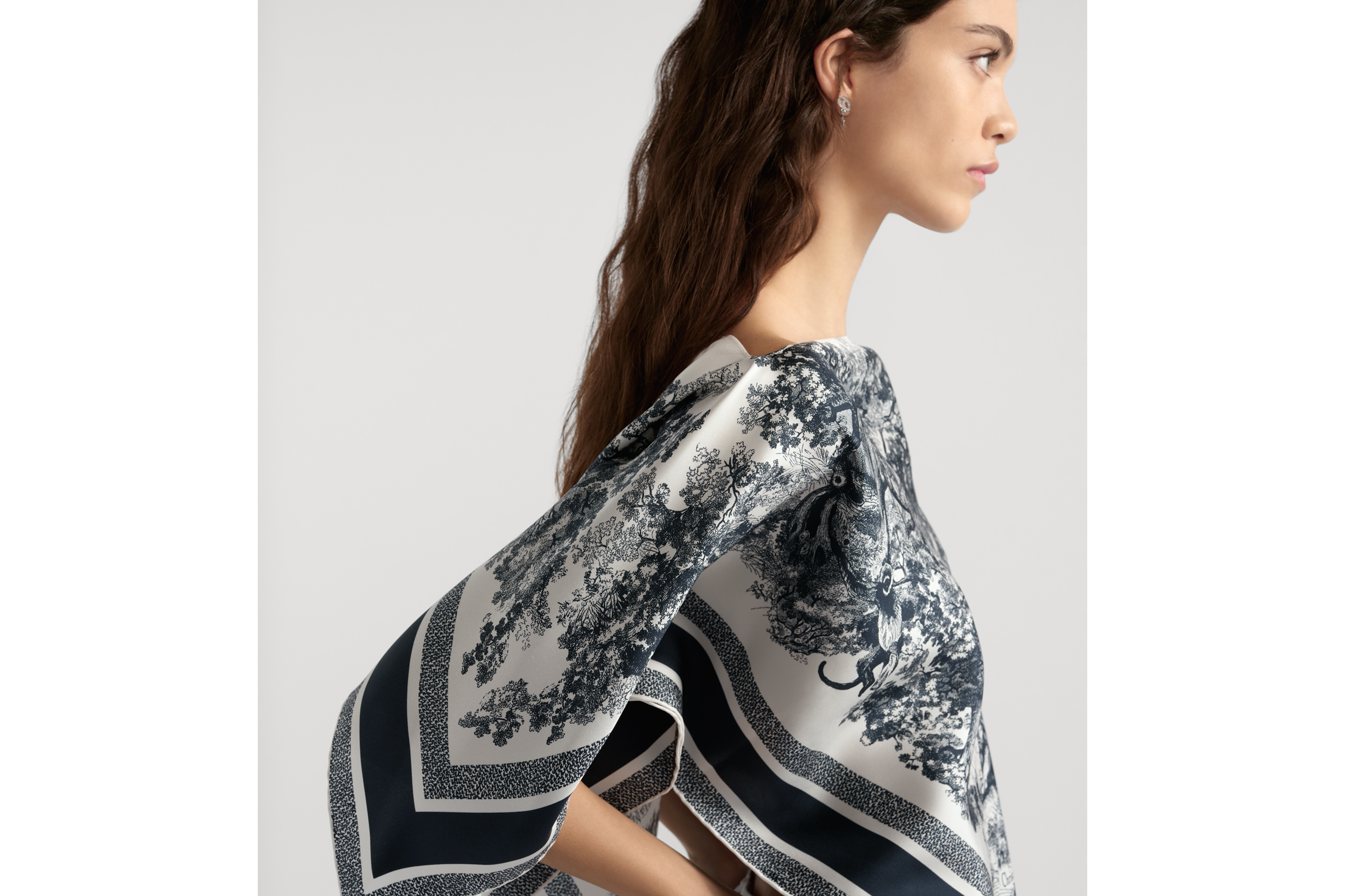 Look Toile de Jouy Sauvage Dior Silk Top Ecru and Navy Blue Silk Twill E08