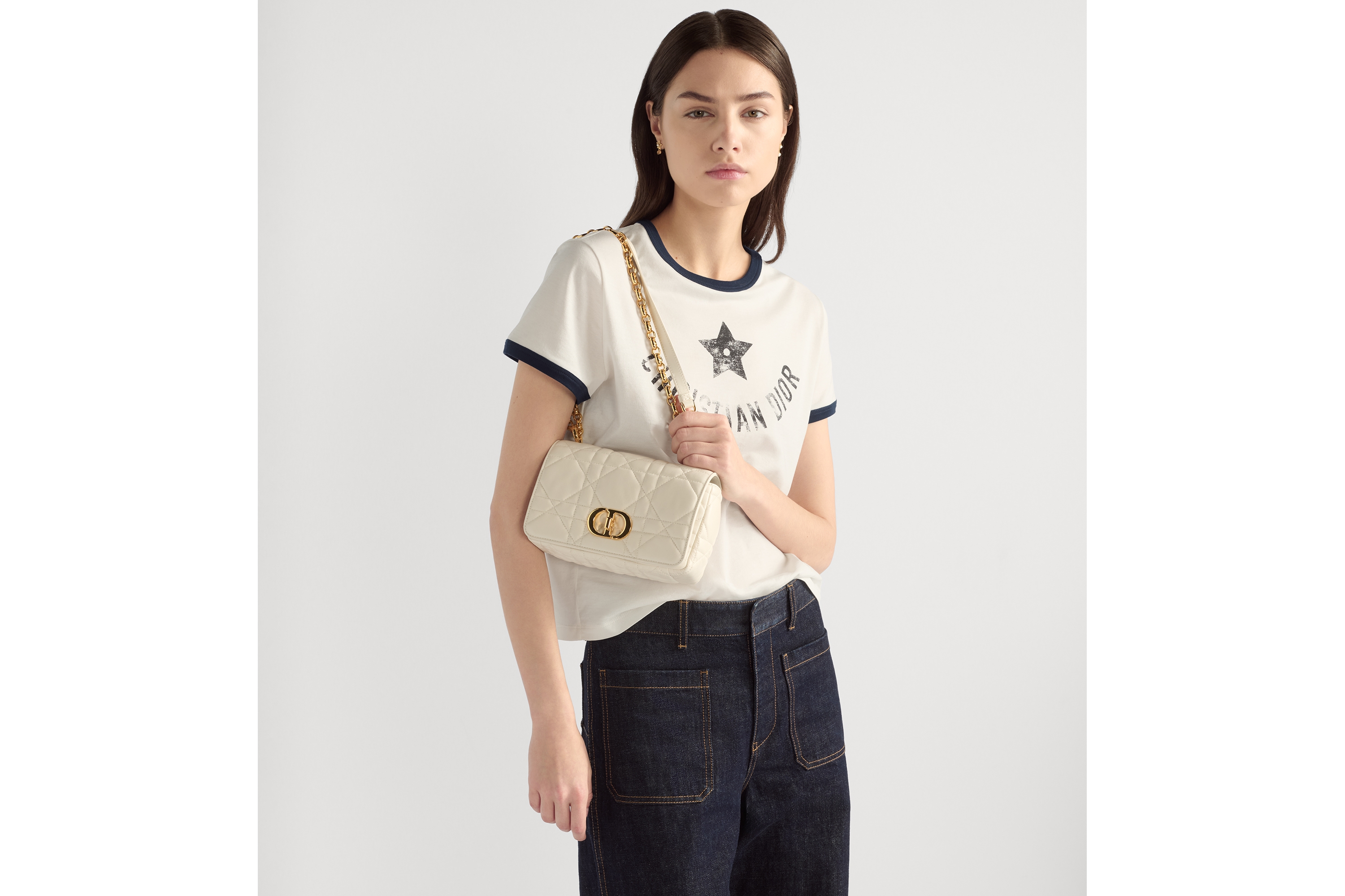 Look Sac Soft Dior Caro Small Cuir d'agneau Macrocannage couleur latte E04