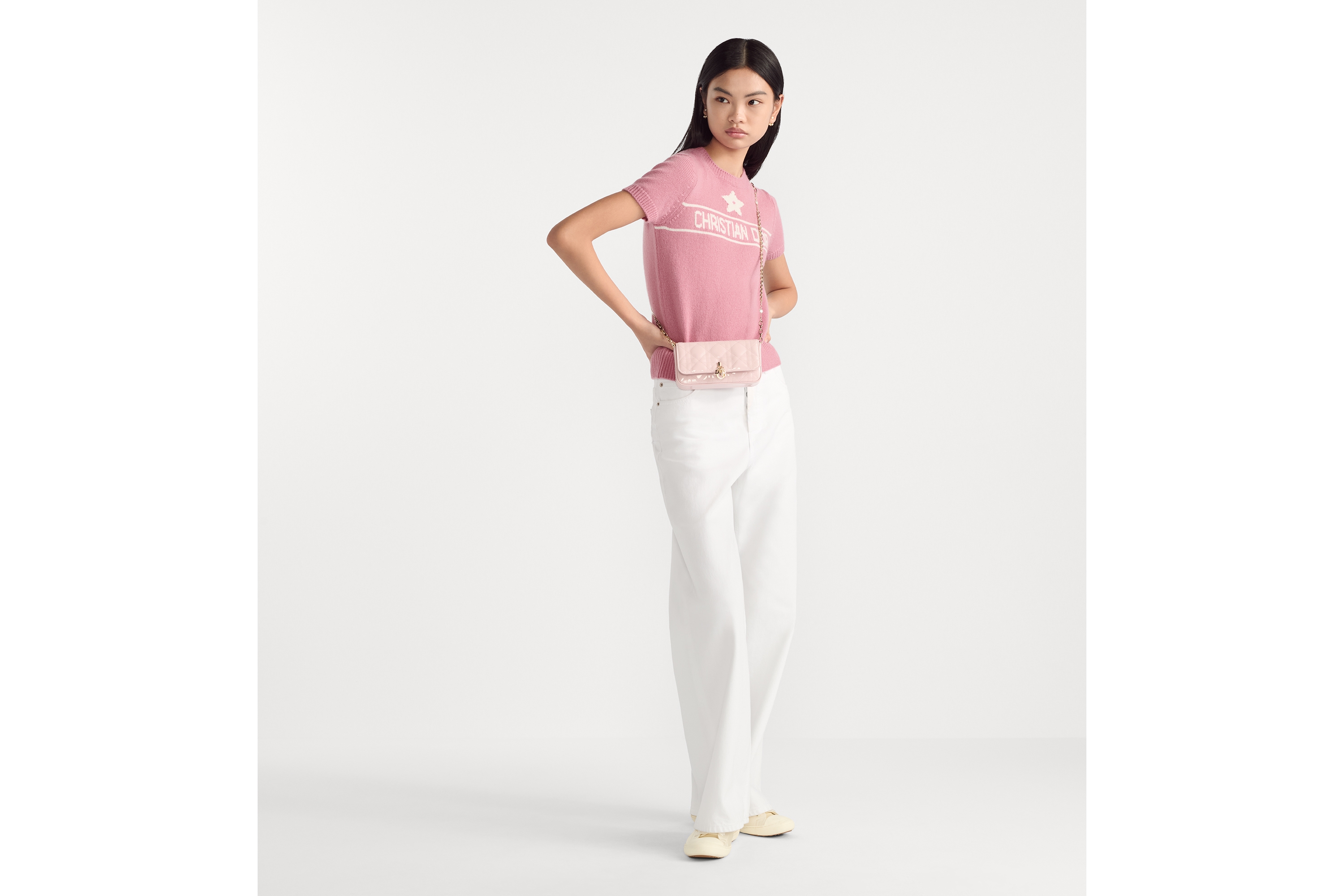 Look Pochette pour téléphone Dior Talk My Dior Cuir de veau Cannage verni rose fleur de cerisier E01