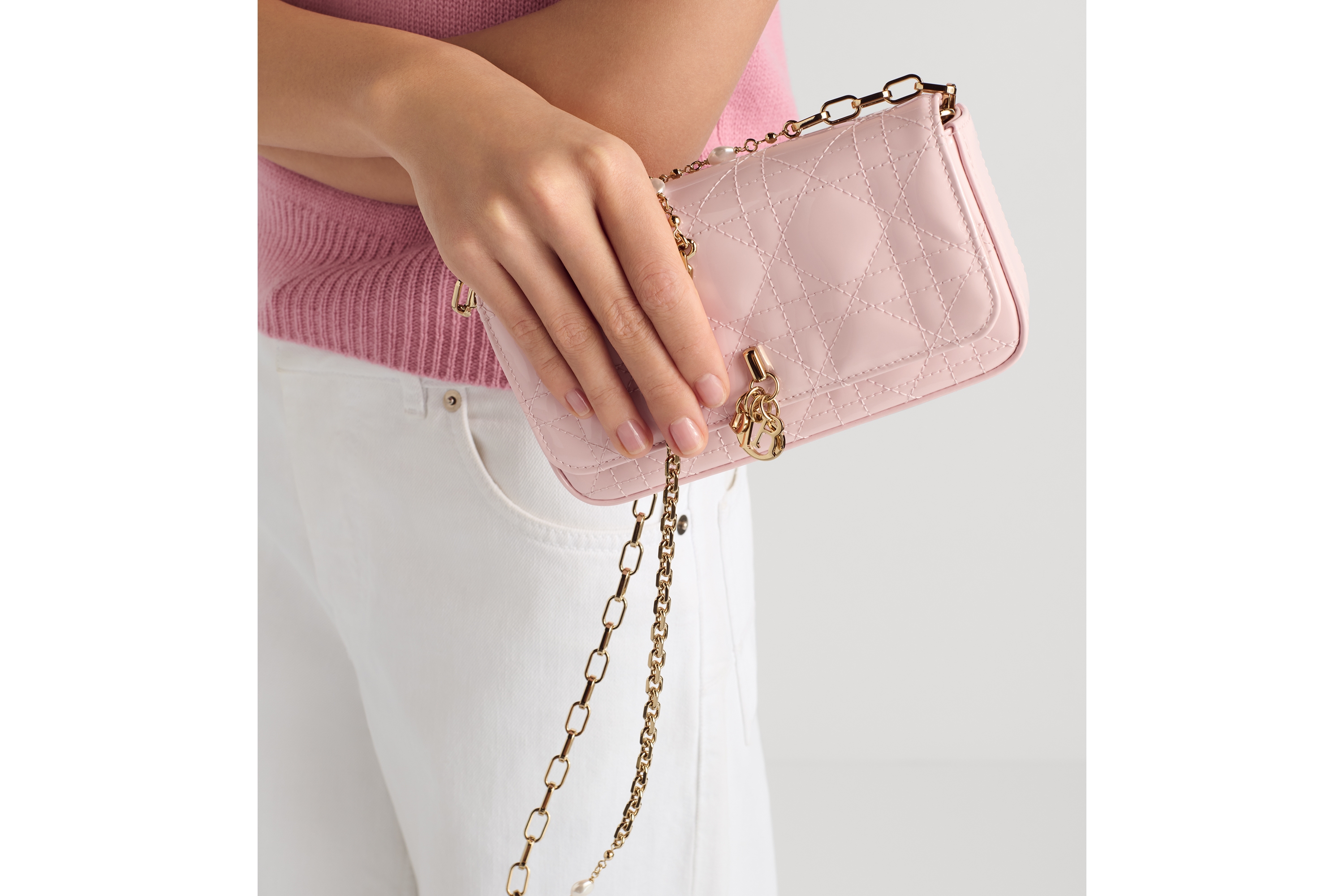 Look Pochette pour téléphone Dior Talk My Dior Cuir de veau Cannage verni rose fleur de cerisier E10