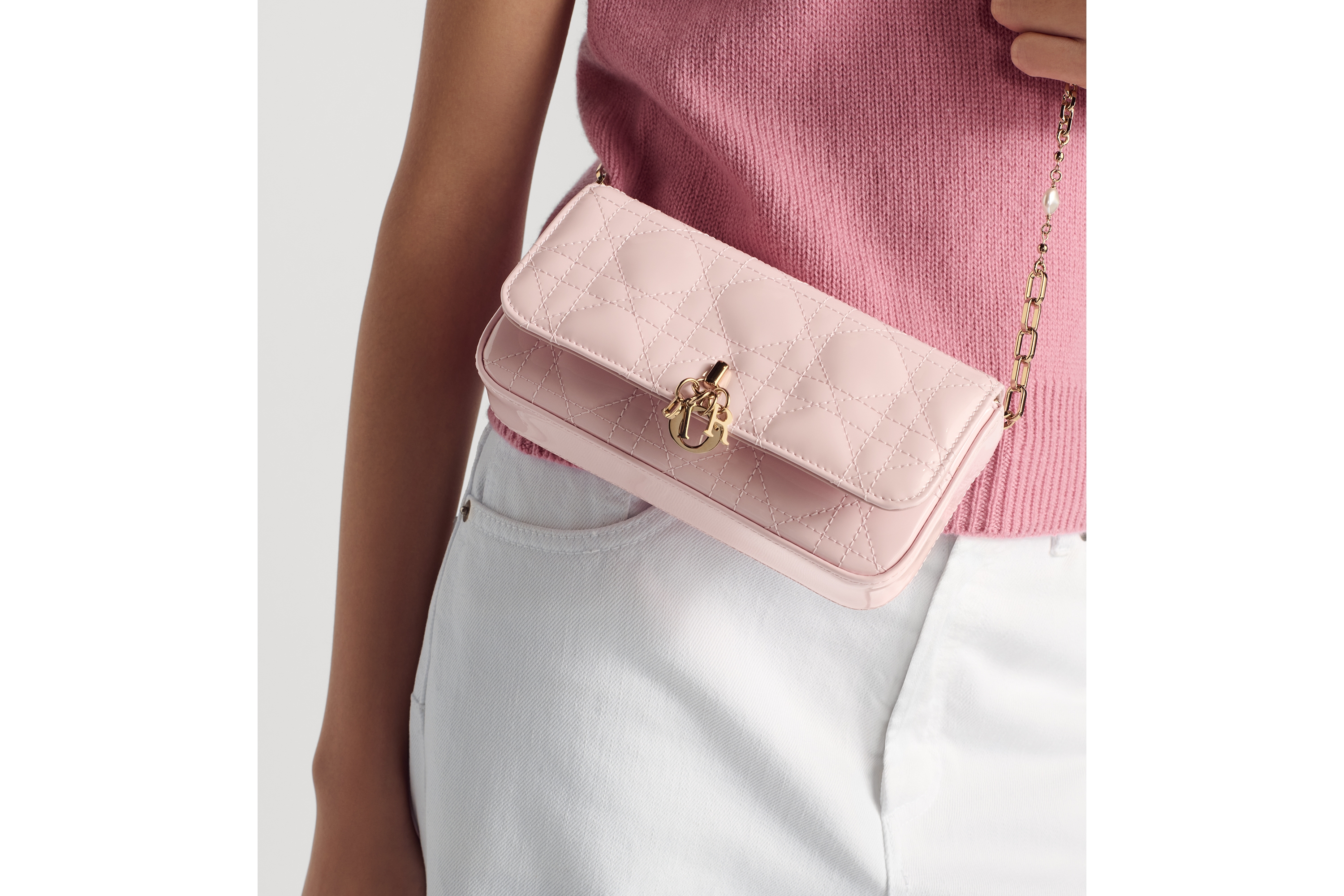 Look Pochette pour téléphone Dior Talk My Dior Cuir de veau Cannage verni rose fleur de cerisier E13