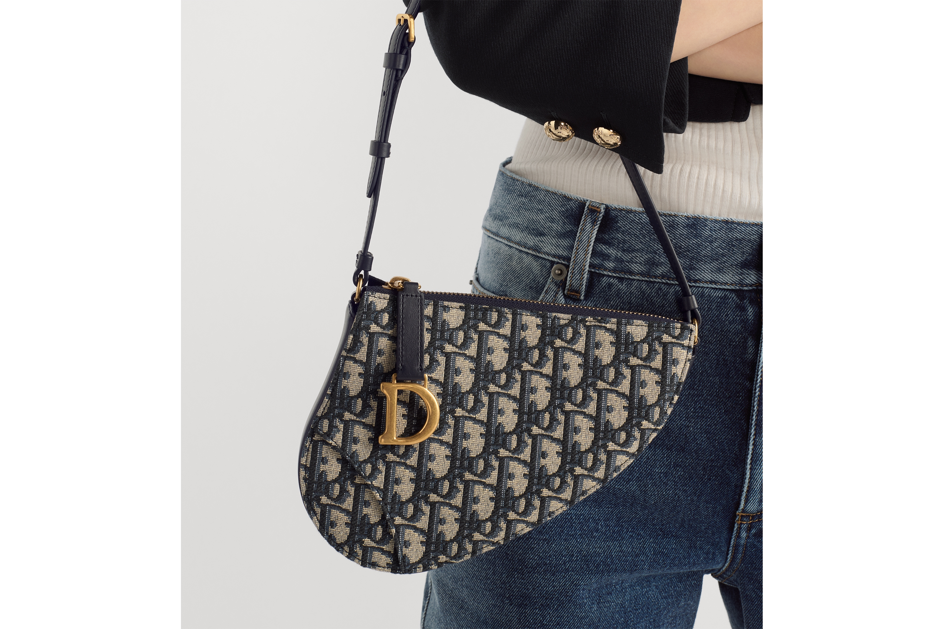 Look Pochette Rodeo Saddle Toile jacquard Dior Oblique bleu E11