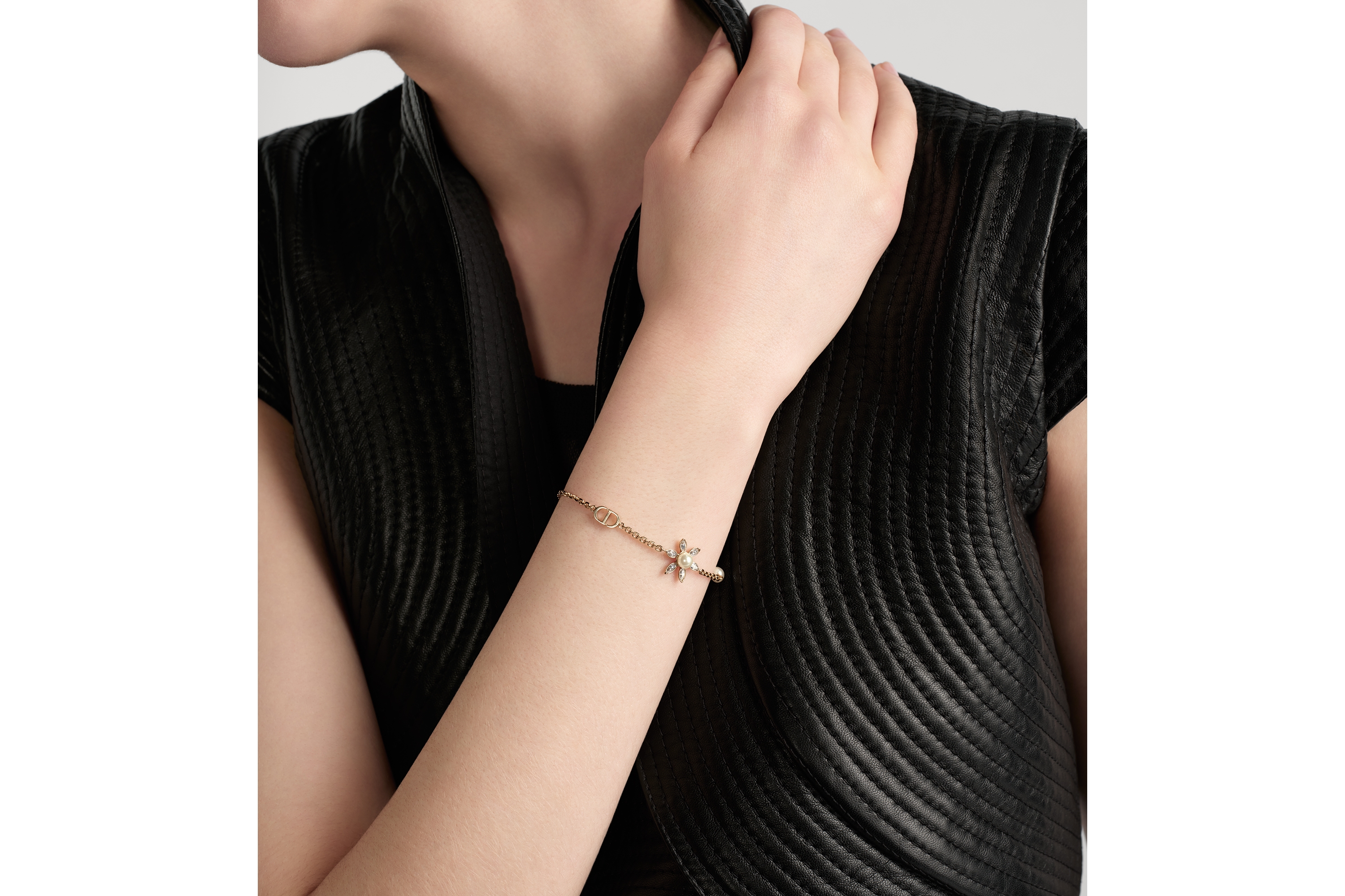 Pulsera Dio(r)evolution Metal Dorado Con Abalorios De Resina Blancos Y Cristales Plateados