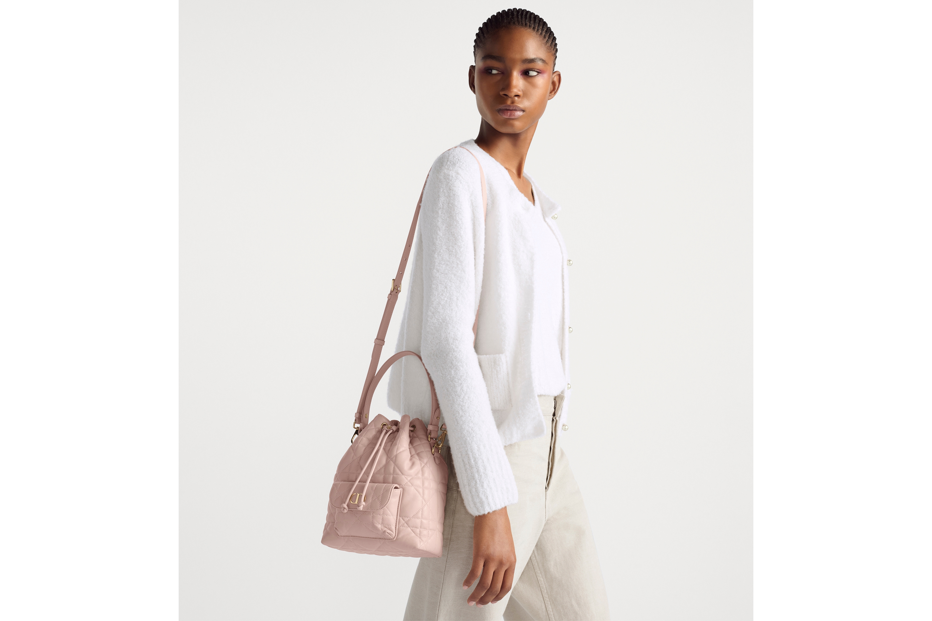 Look Sac seau Dior Caro Small Cuir d'agneau Macrocannage rose poudre E05