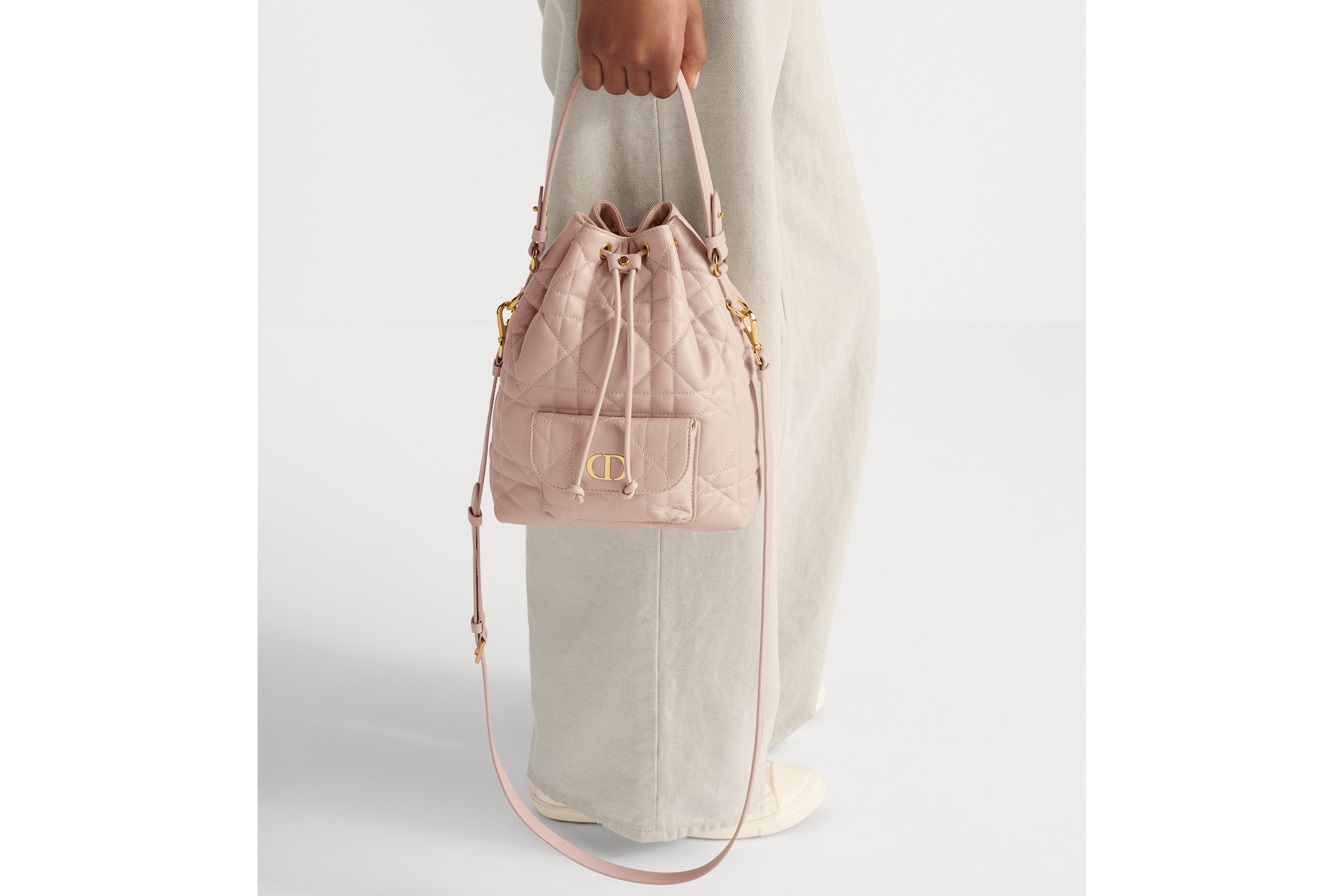 Look Sac seau Dior Caro Small Cuir d'agneau Macrocannage rose poudre E11