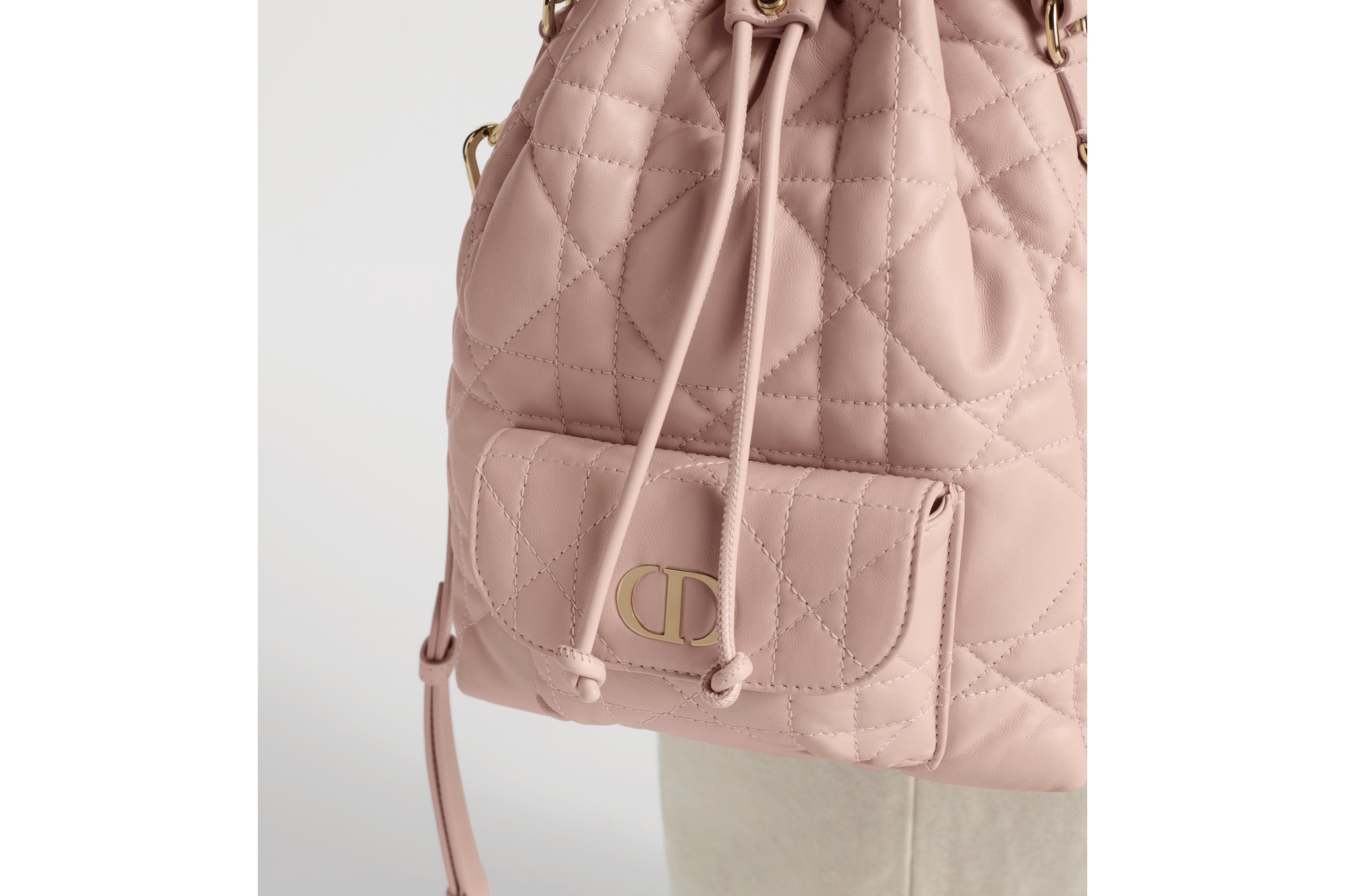 Look Sac seau Dior Caro Small Cuir d'agneau Macrocannage rose poudre E17