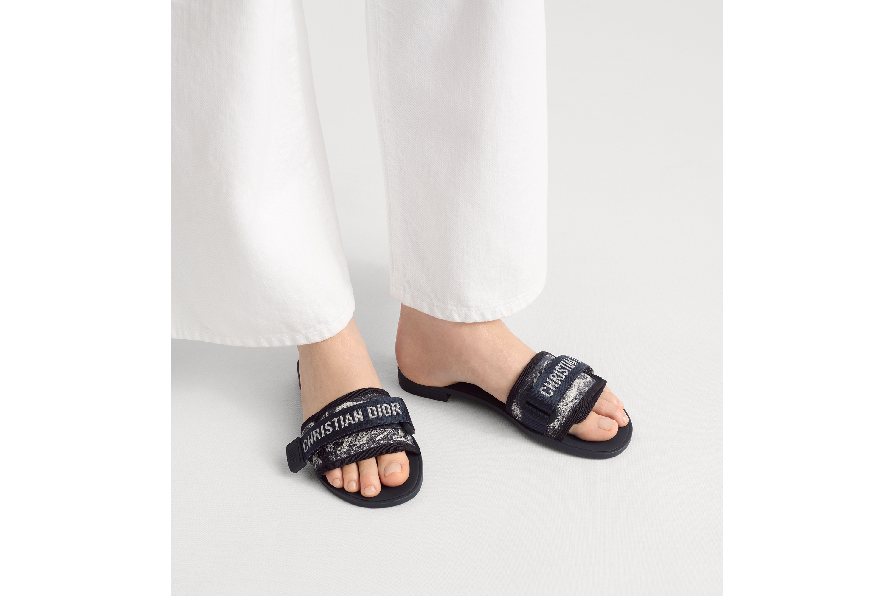 Look Mule Dio(r)evolution Dioriviera Tissu technique à motif Toile de Jouy Sauvage blanc et bleu denim E14