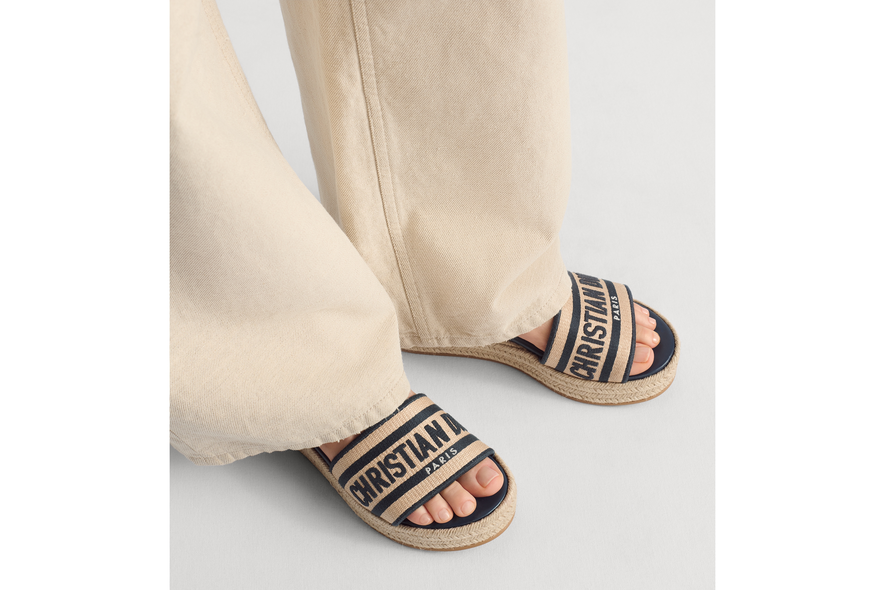 Dway プラットフォームスライド ラフィア & エンブロイダリー コットン E15