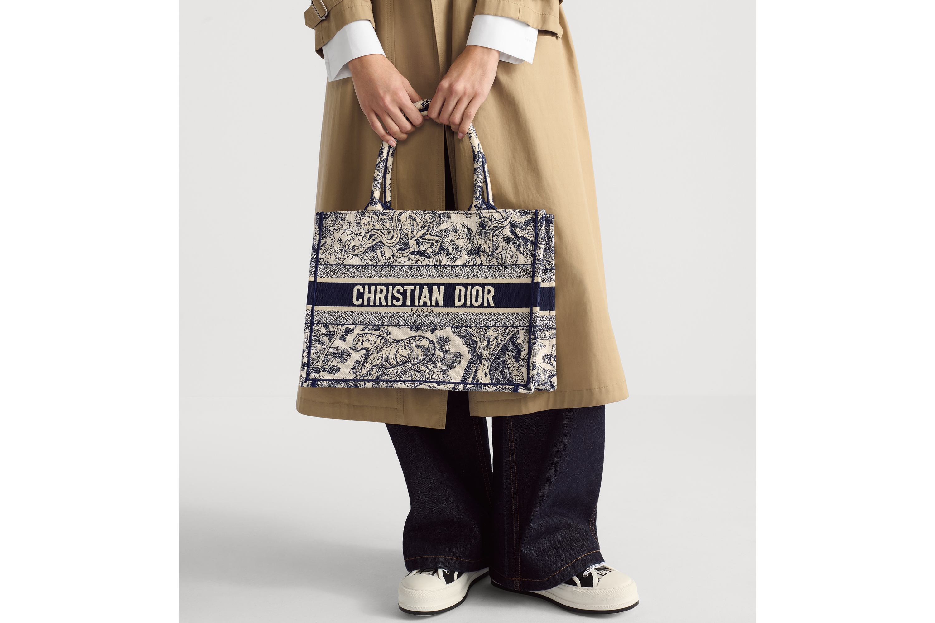 Look Medium Dior Book Tote Ecru and Blue Toile de Jouy Embroidery (36 x 27.5 x 16.5 cm) E10