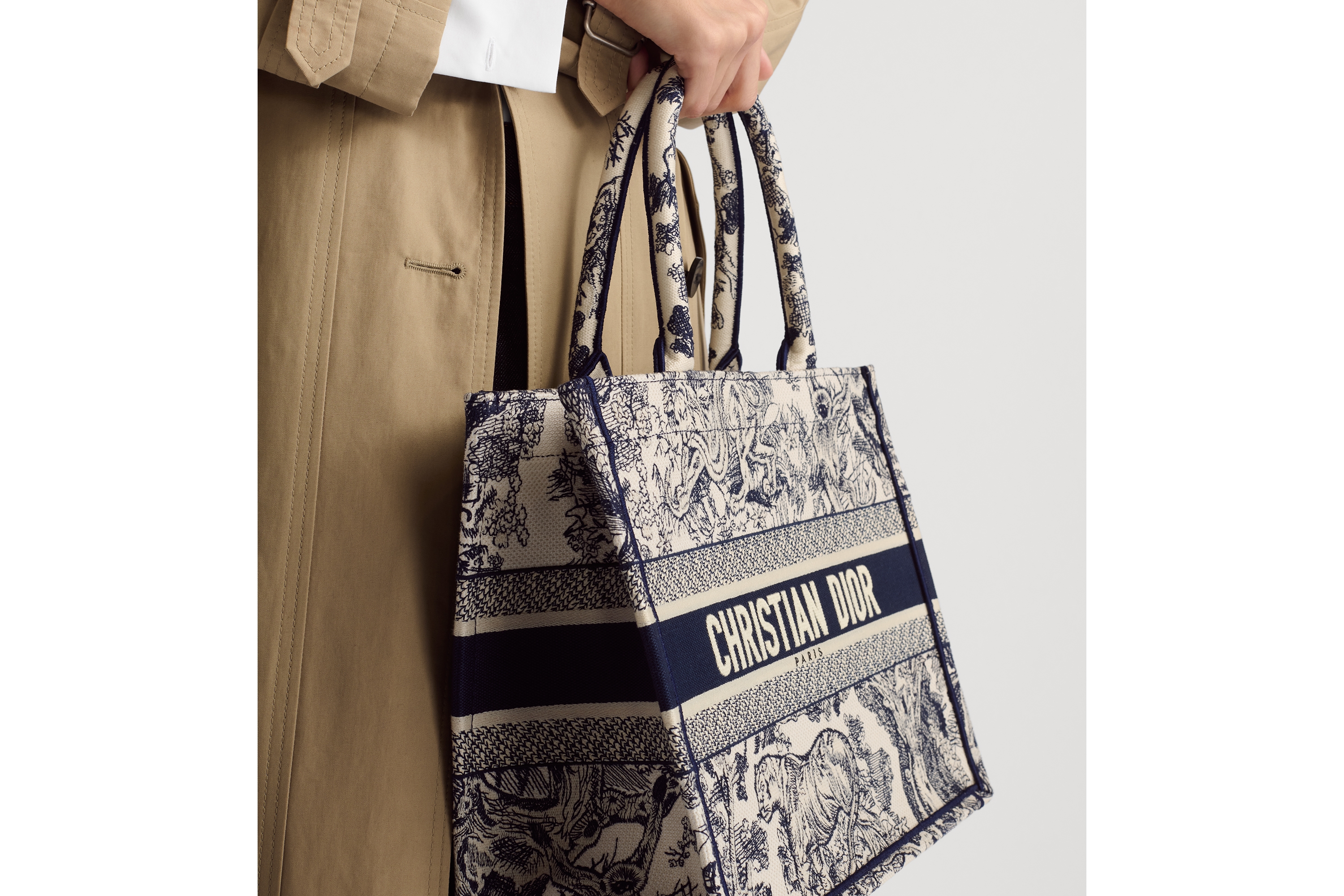 Look Medium Dior Book Tote Ecru and Blue Toile de Jouy Embroidery (36 x 27.5 x 16.5 cm) E11