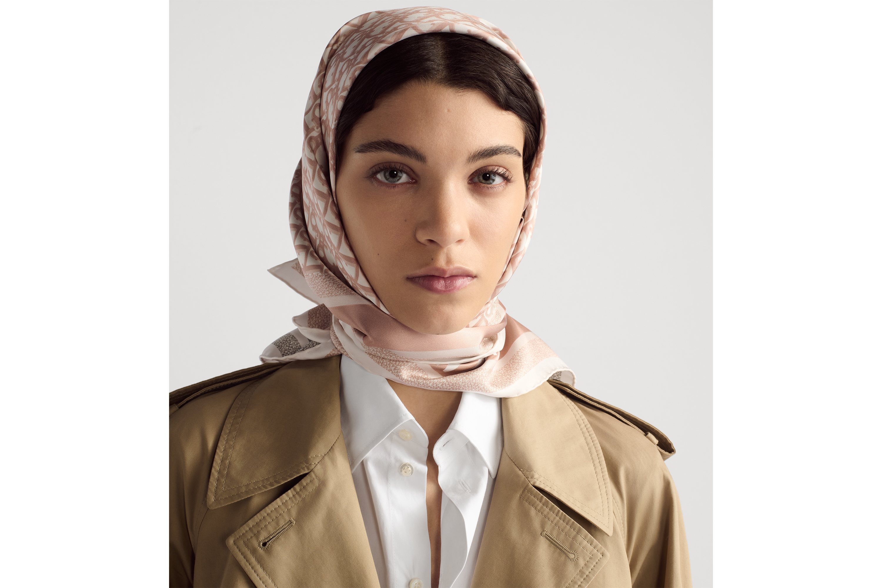 look_image_alt_prefix Quadratisches Dior Oblique Diortwin 90 Tuch Seidentwill in Rose des Vents und Grau E08