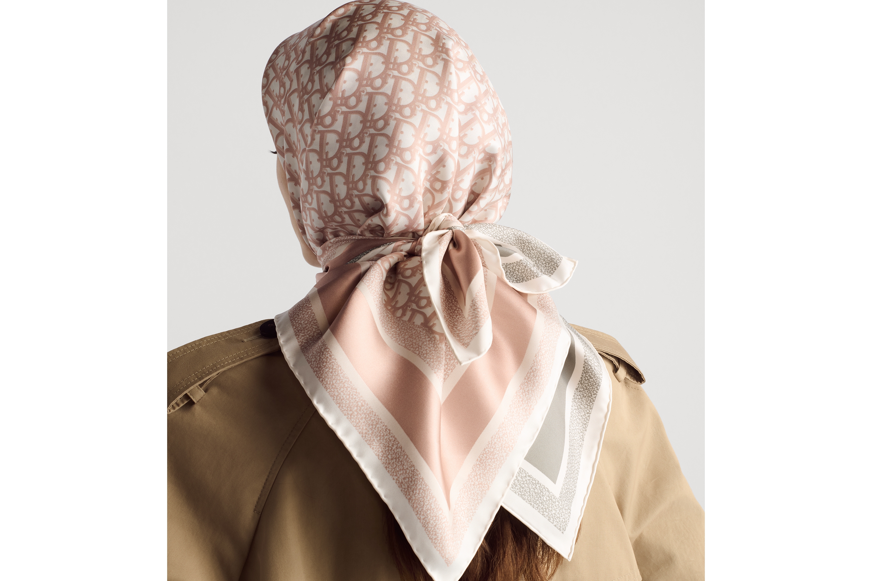 look_image_alt_prefix Quadratisches Dior Oblique Diortwin 90 Tuch Seidentwill in Rose des Vents und Grau E09