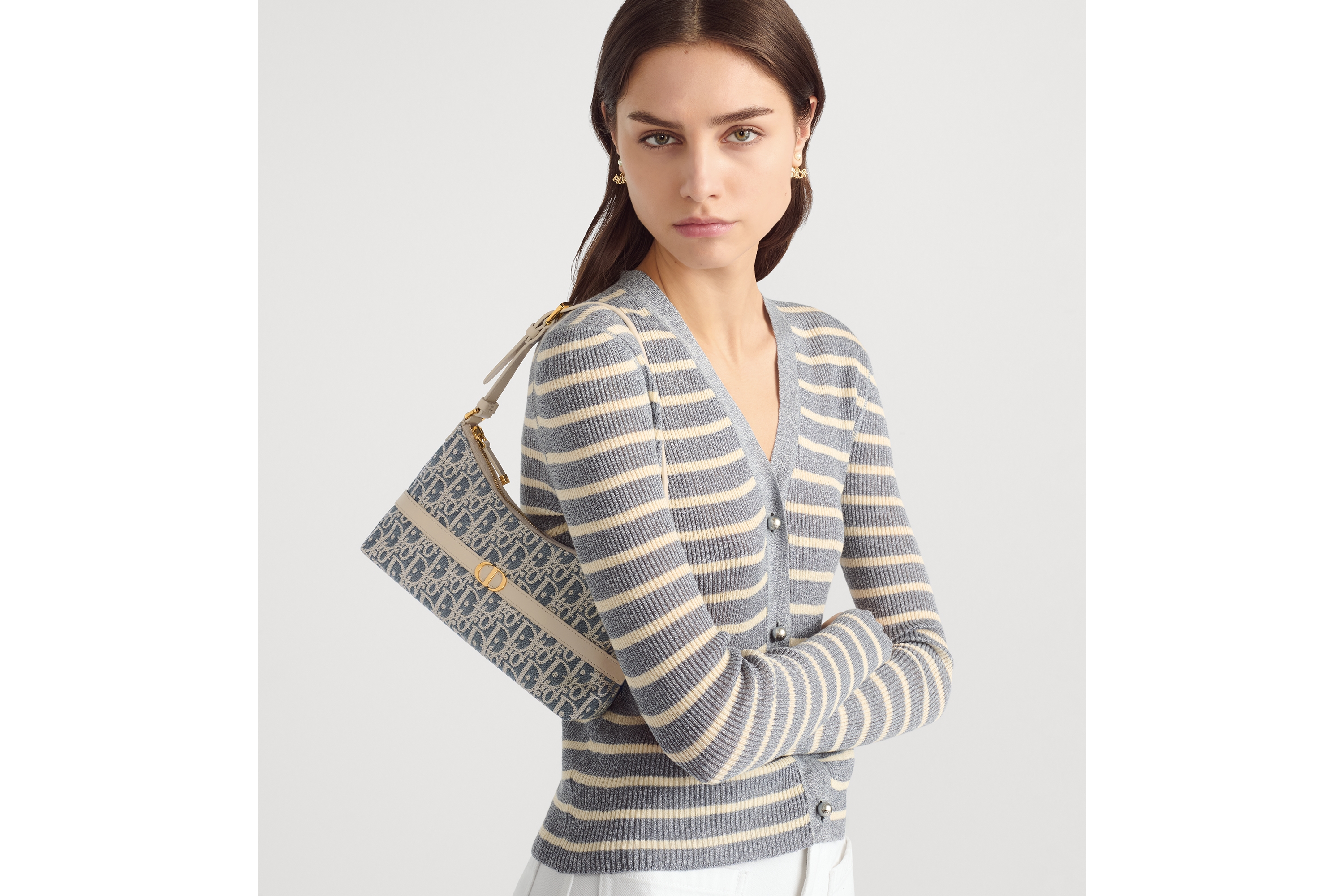 look_image_alt_prefix 30 Montaigne Hobo Minitasche Dior Oblique Chambray in Raffiabastoptik in Blau und glattes Kalbsleder in hellem Blassbraun E05