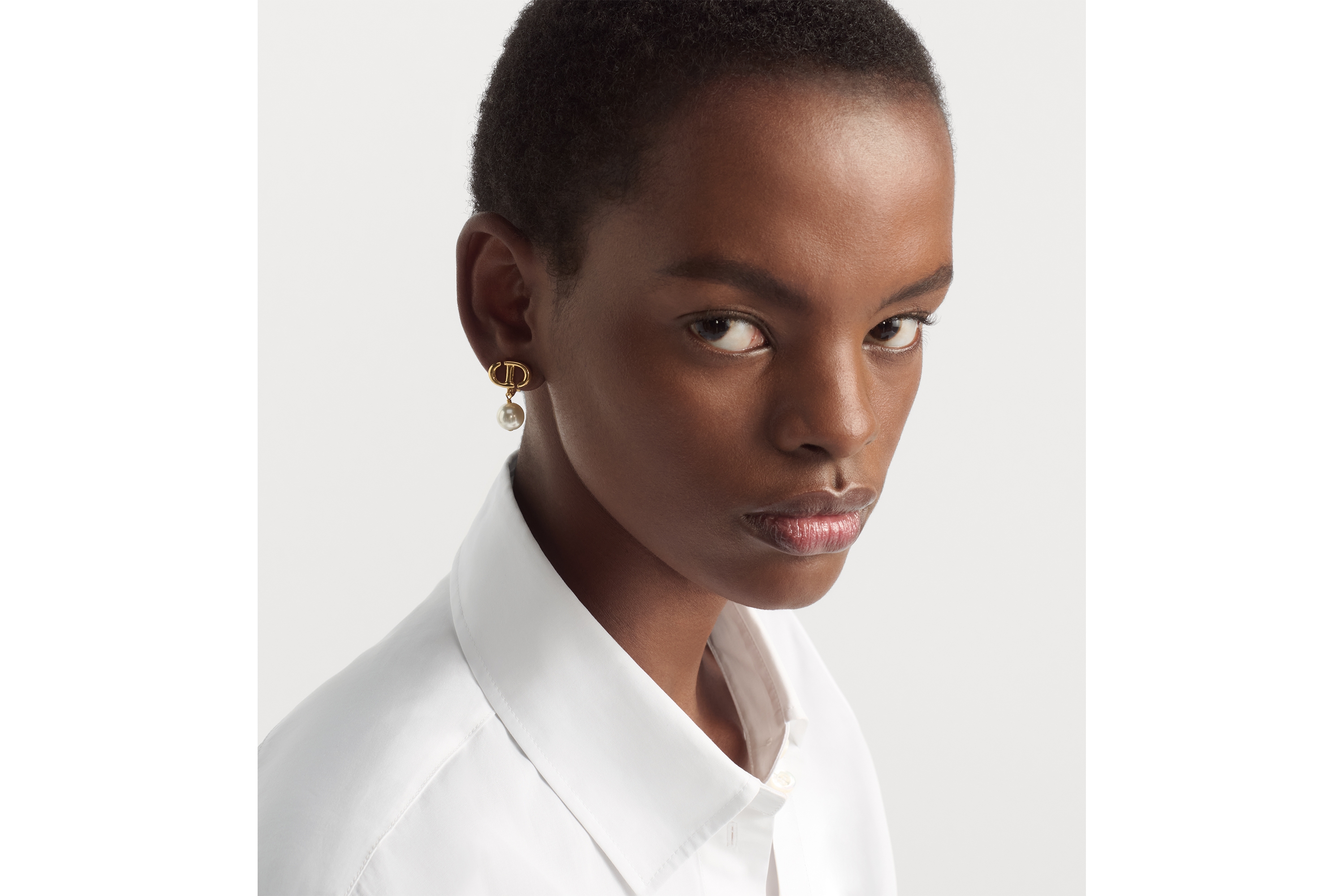 ต่างหู CD Navy แบบหนีบ โลหะเคลือบทองและไข่มุกเรซินสีขาว E07