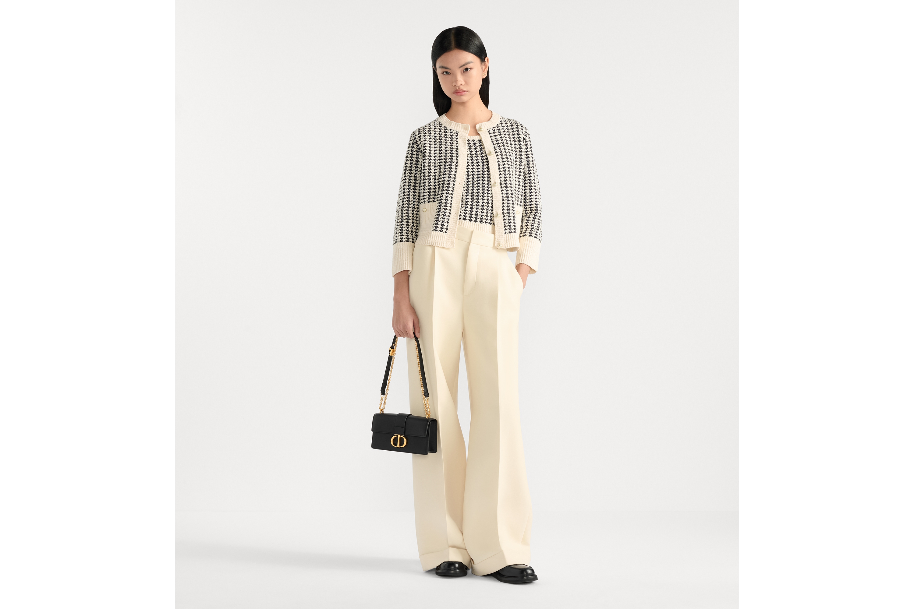 look_image_alt_prefix 30 Montaigne East-West Tasche mit Kette Kalbsleder in Schwarz E01